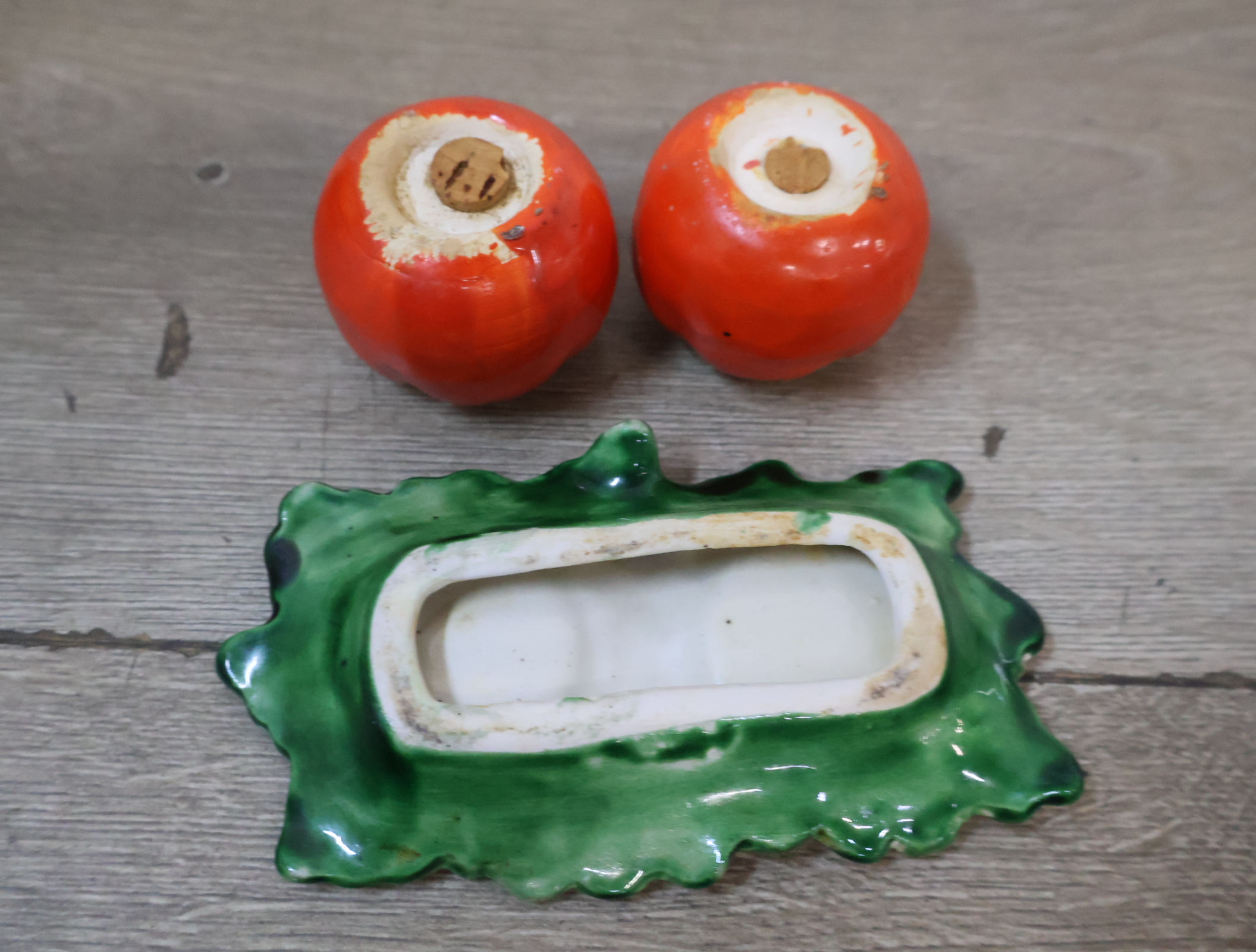 Keramisch zout-en peperstel in tomaatmotief, jampot met deksel, aardbei-stijl – foto 7 – kavel bij GSD Auctions, Zoeterwoude