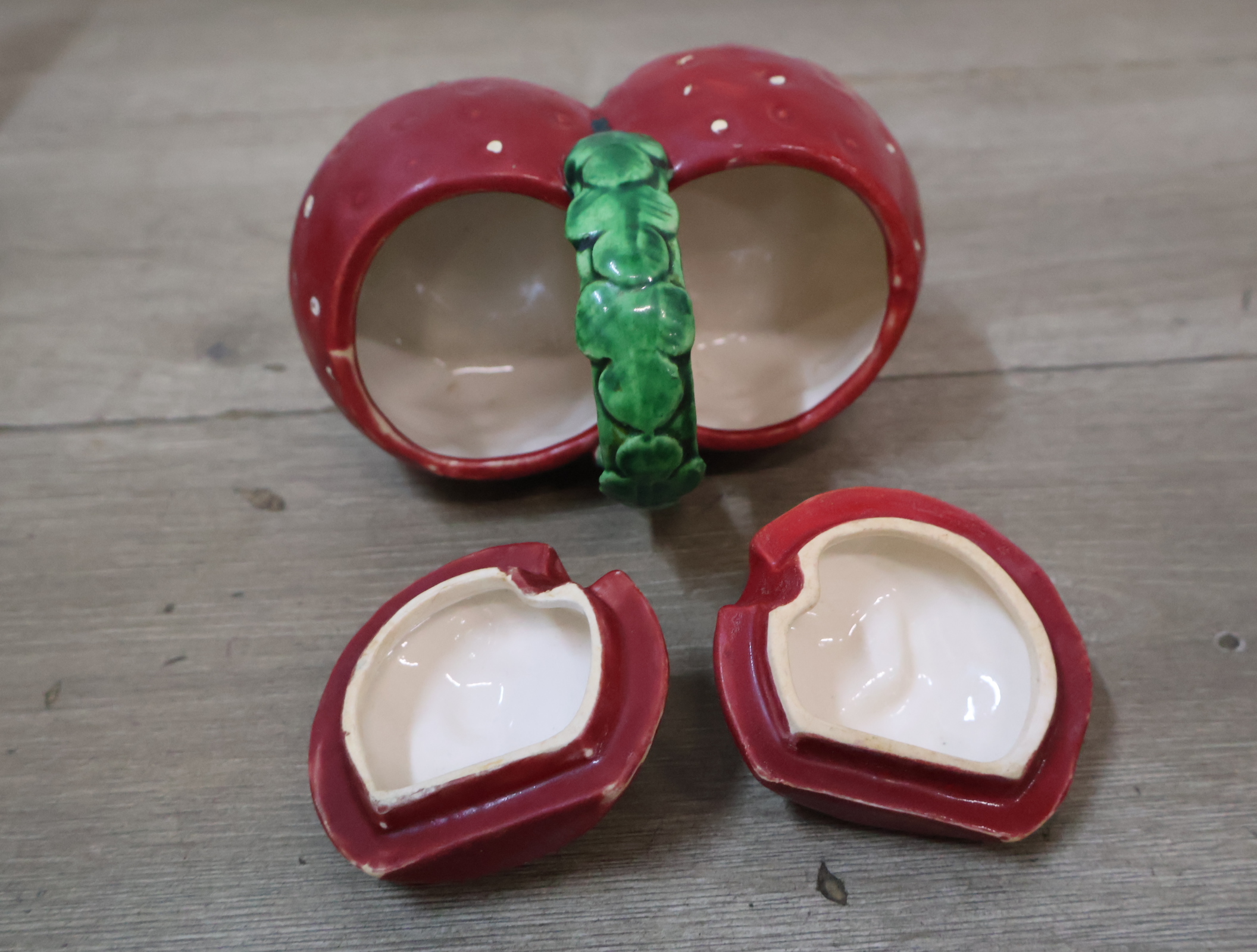 Keramisch zout-en peperstel in tomaatmotief, jampot met deksel, aardbei-stijl – foto 9 – kavel bij GSD Auctions, Zoeterwoude