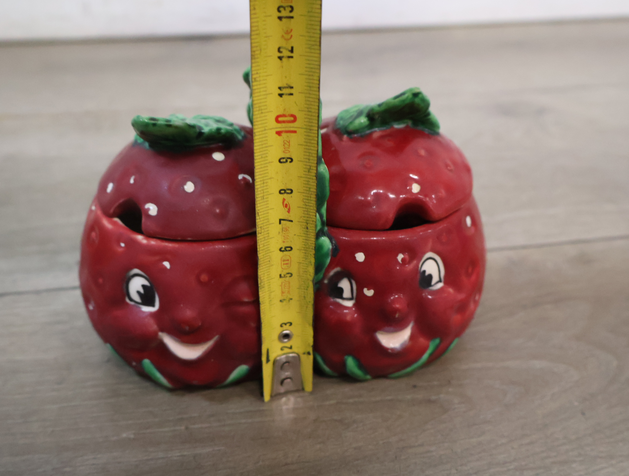 Keramisch zout-en peperstel in tomaatmotief, jampot met deksel, aardbei-stijl – foto 12 – kavel bij GSD Auctions, Zoeterwoude