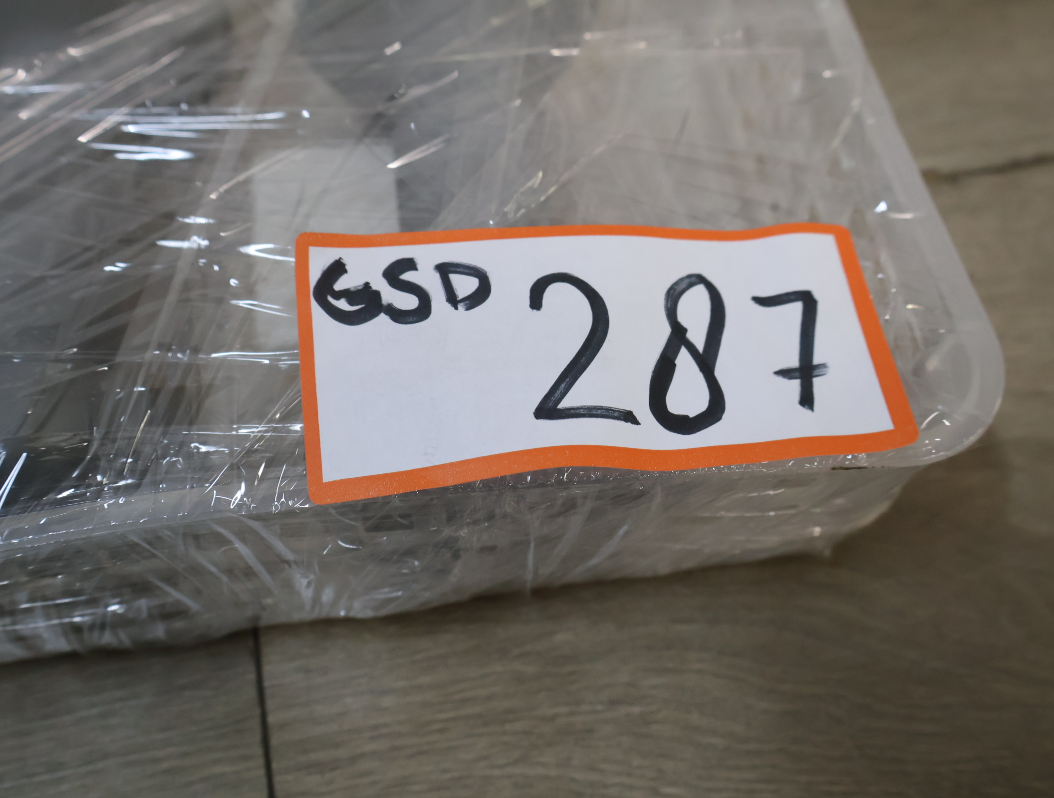 Set van 2 grijze dumbbells 1.5 kg – foto 12 – kavel bij GSD Auctions, Zoeterwoude