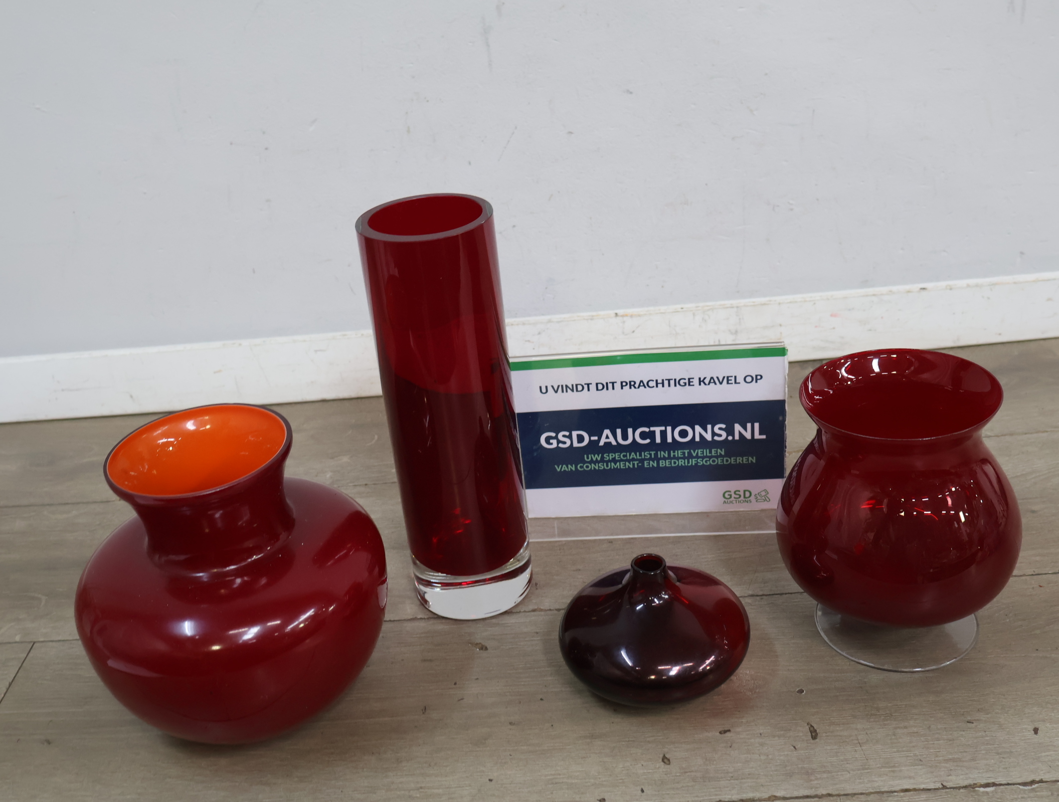 Set van vier rode glazen vazen – foto 2 – kavel bij GSD Auctions, Zoeterwoude