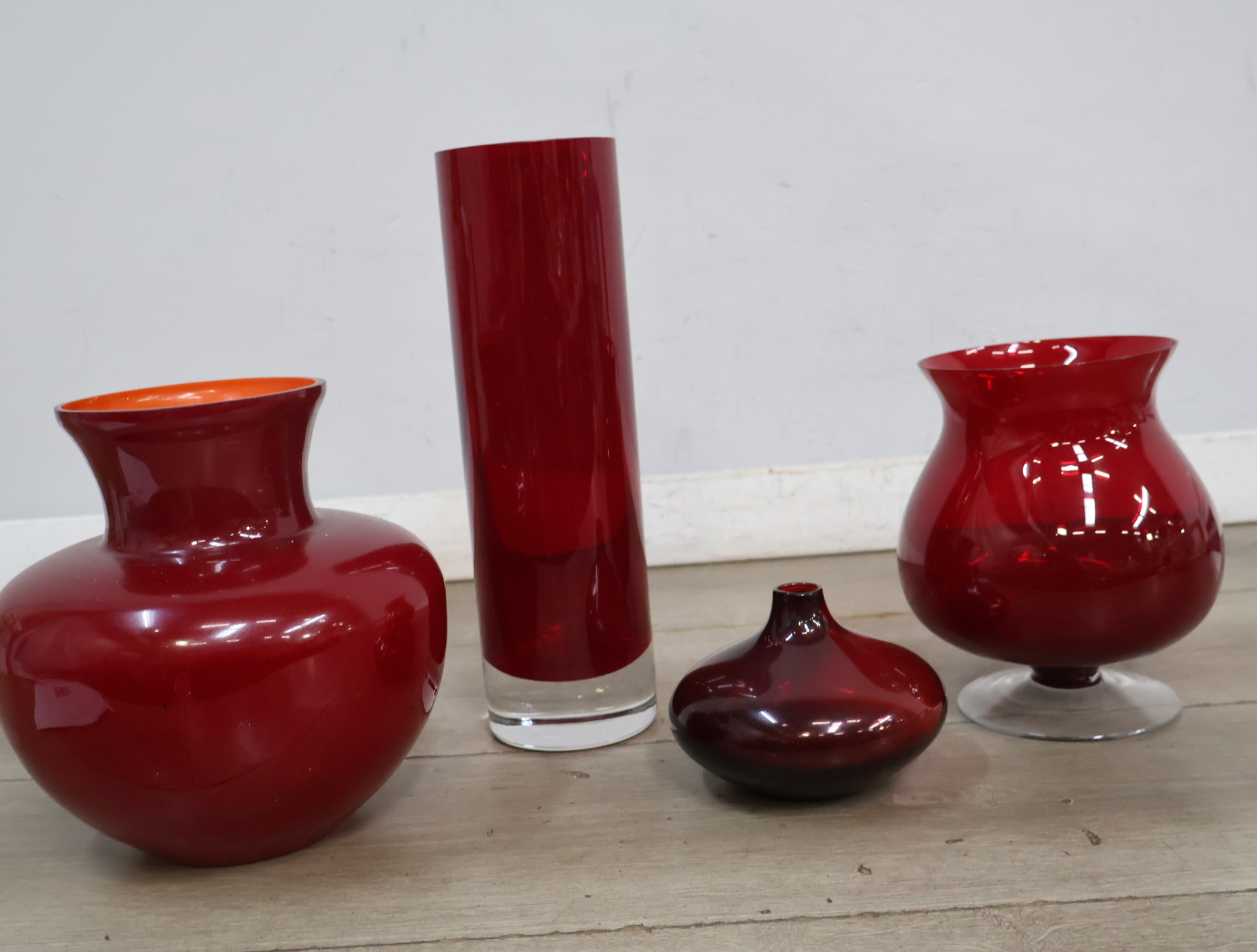 Set van vier rode glazen vazen – foto 3 – kavel bij GSD Auctions, Zoeterwoude