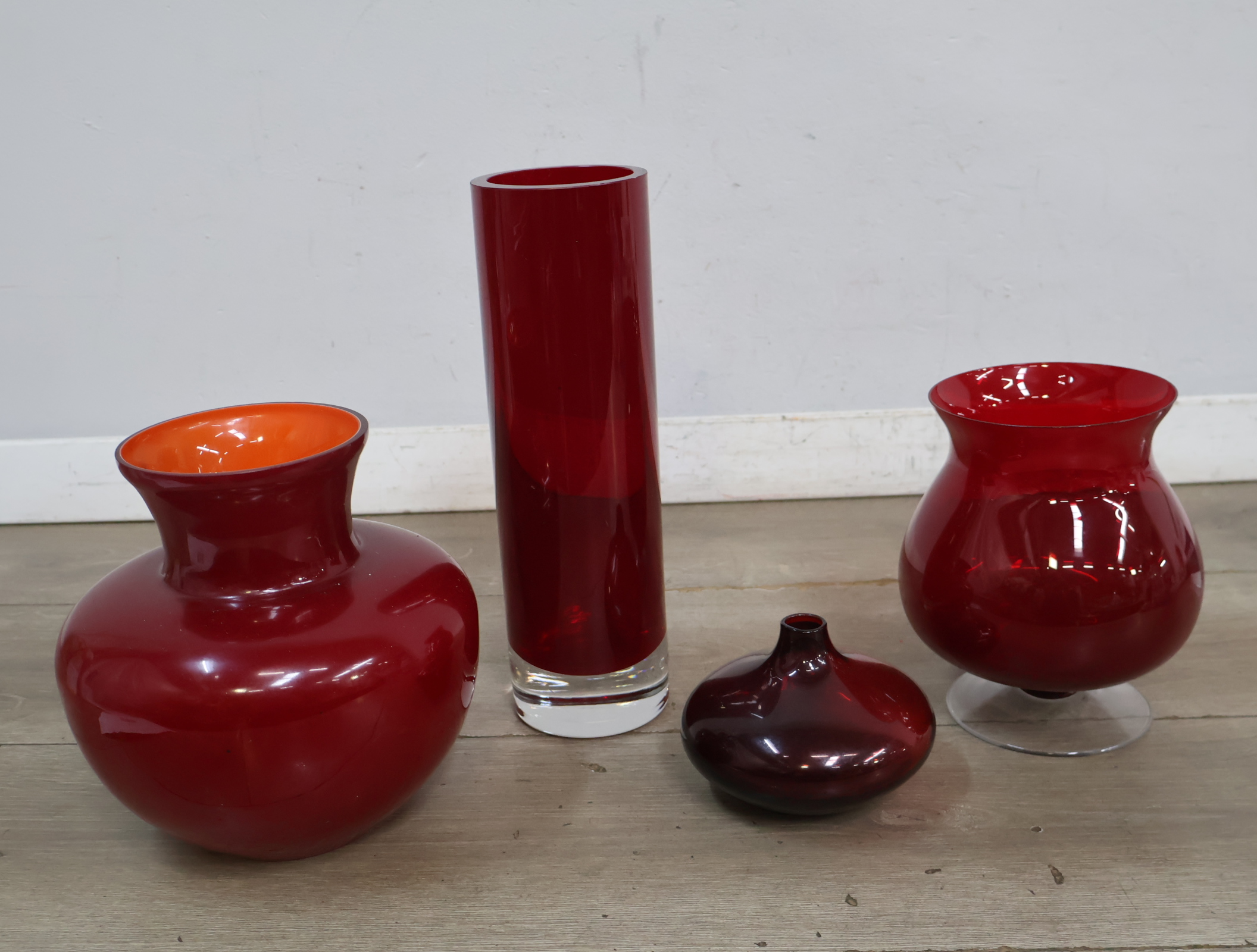 Set van vier rode glazen vazen – foto 4 – kavel bij GSD Auctions, Zoeterwoude