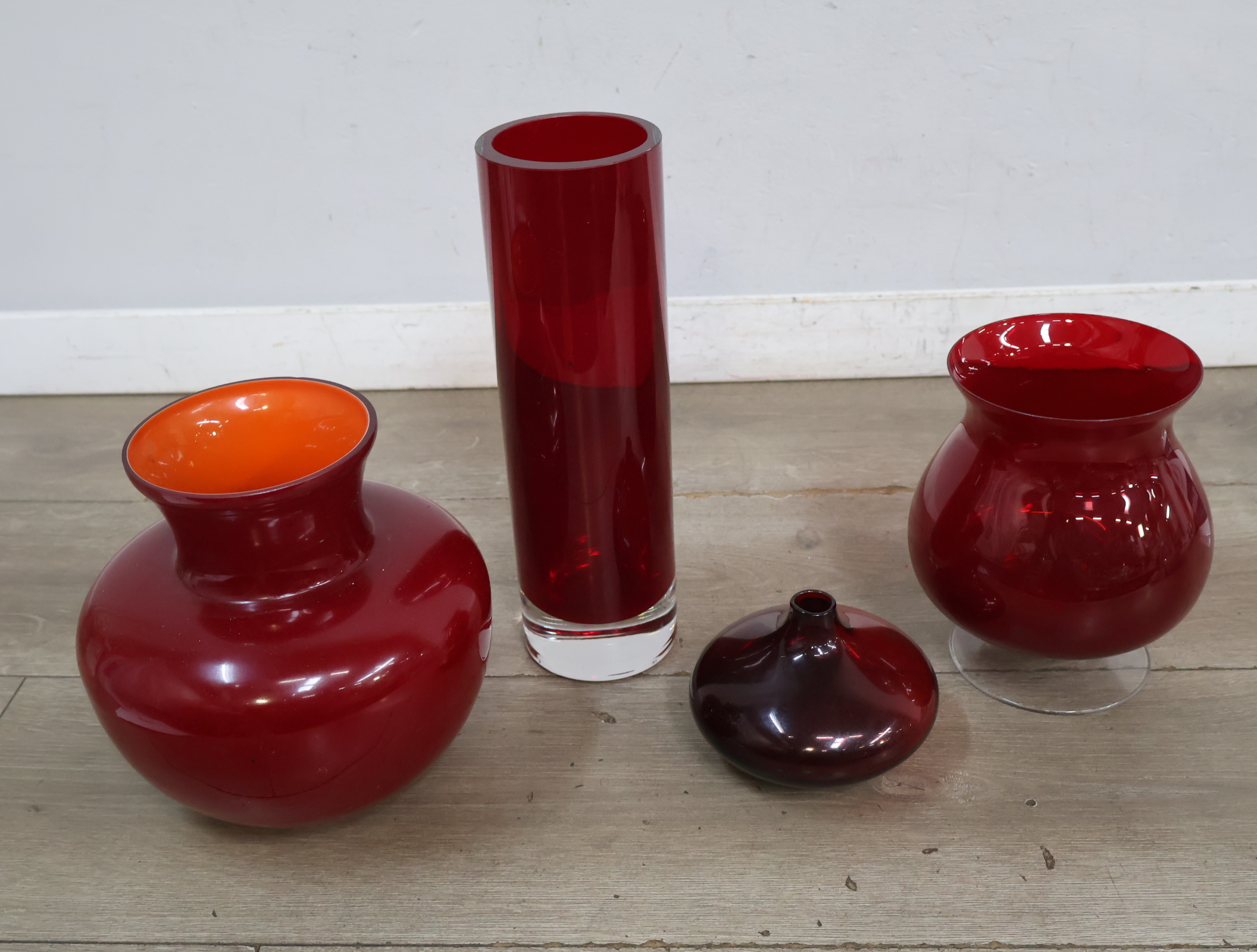 Set van vier rode glazen vazen – foto 5 – kavel bij GSD Auctions, Zoeterwoude