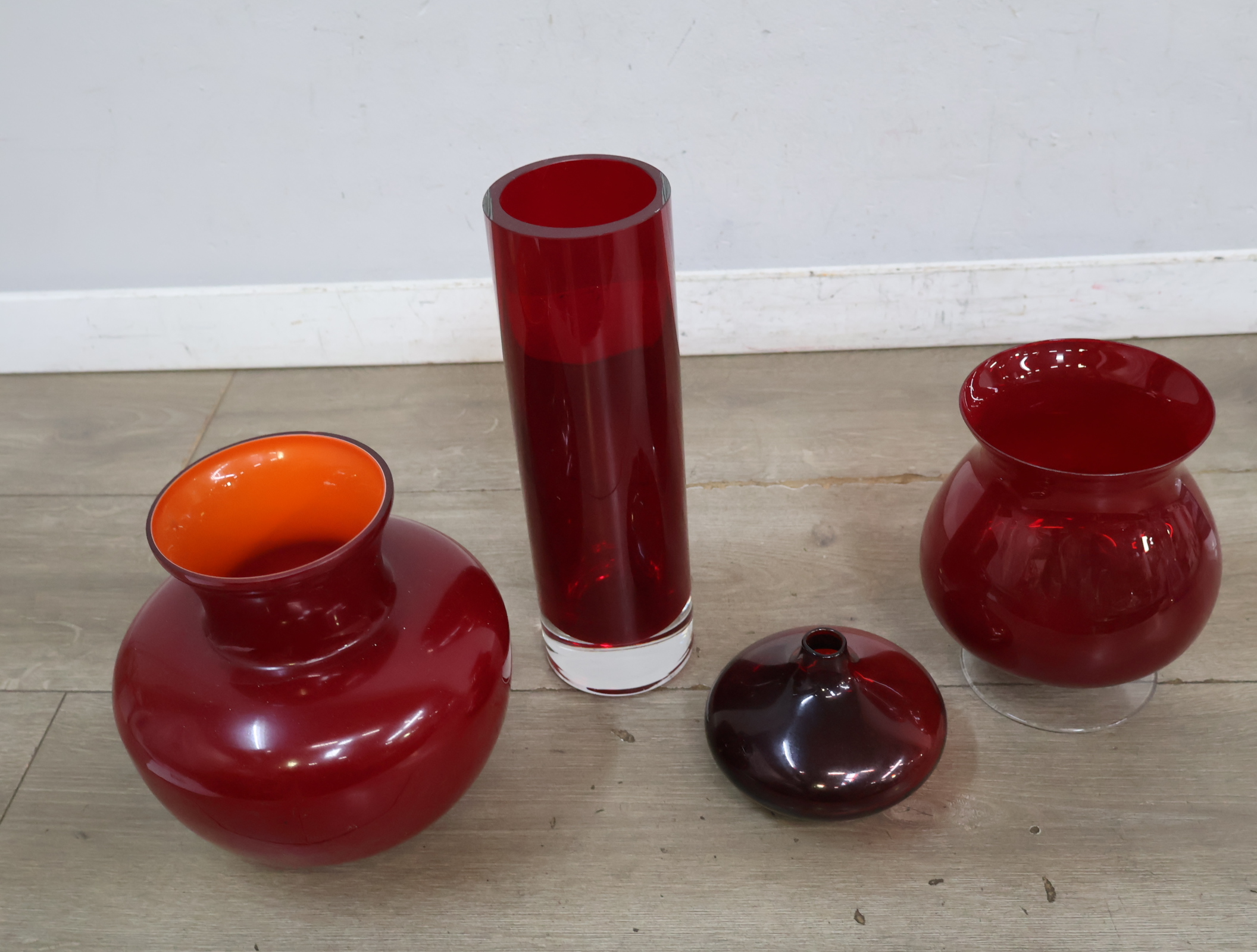 Set van vier rode glazen vazen – foto 6 – kavel bij GSD Auctions, Zoeterwoude