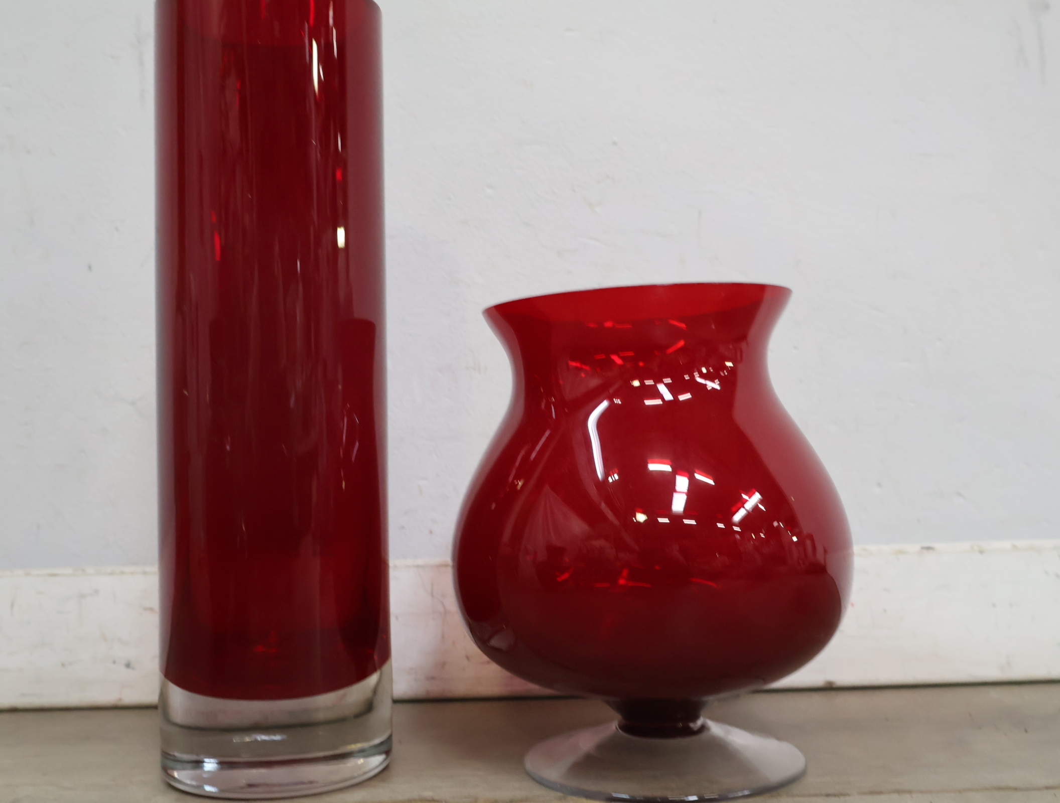 Set van vier rode glazen vazen – foto 7 – kavel bij GSD Auctions, Zoeterwoude
