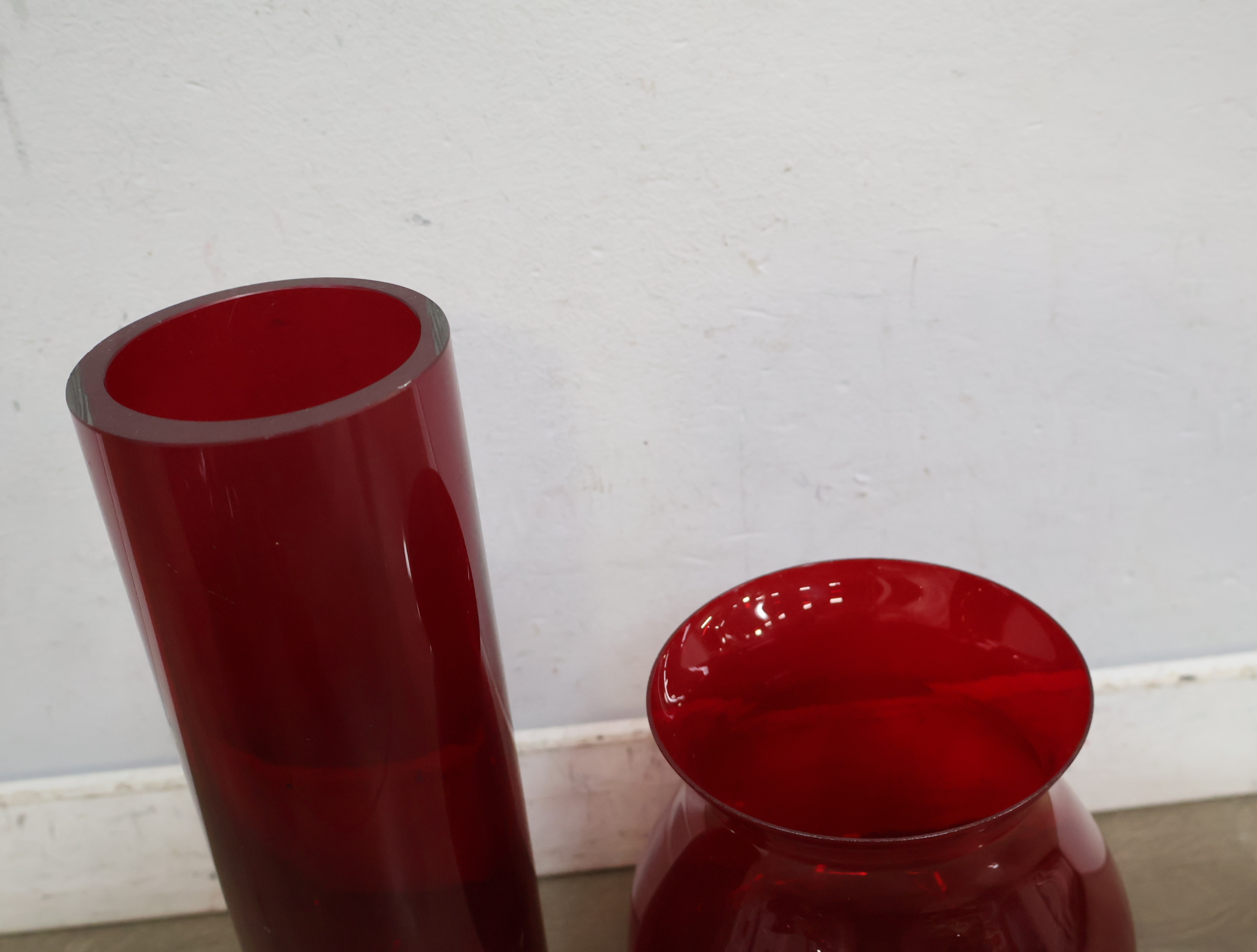Set van vier rode glazen vazen – foto 9 – kavel bij GSD Auctions, Zoeterwoude