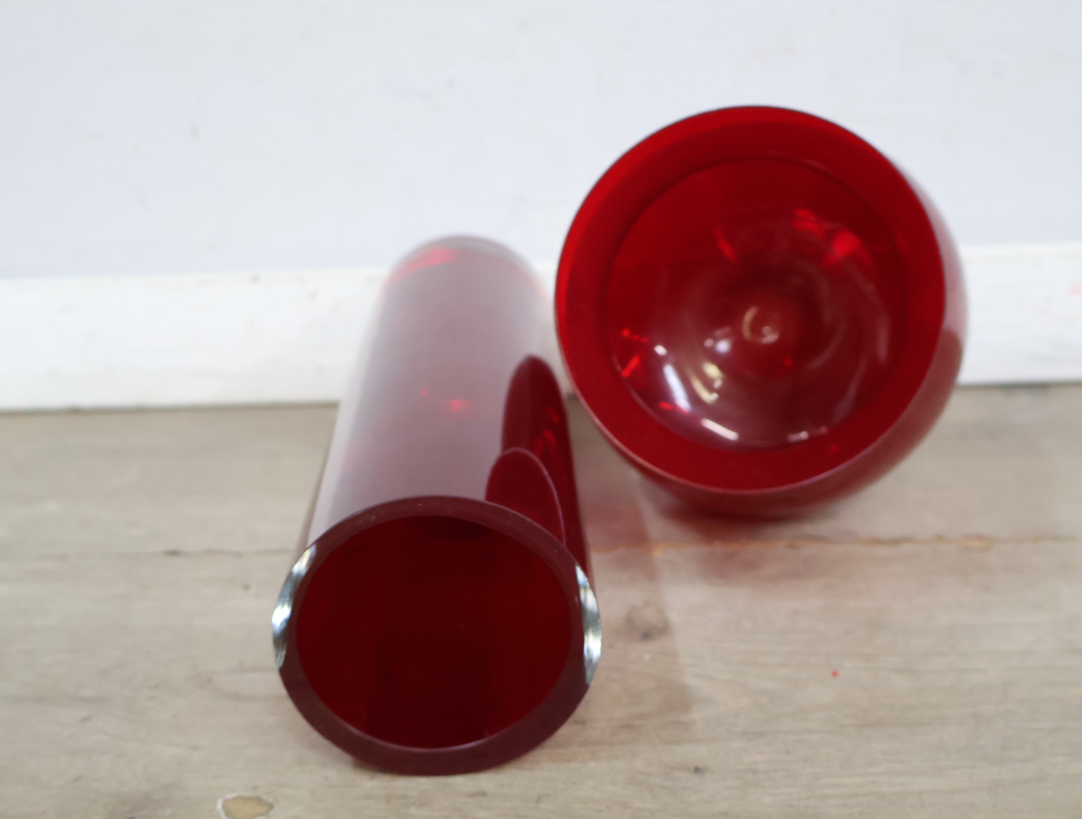 Set van vier rode glazen vazen – foto 10 – kavel bij GSD Auctions, Zoeterwoude