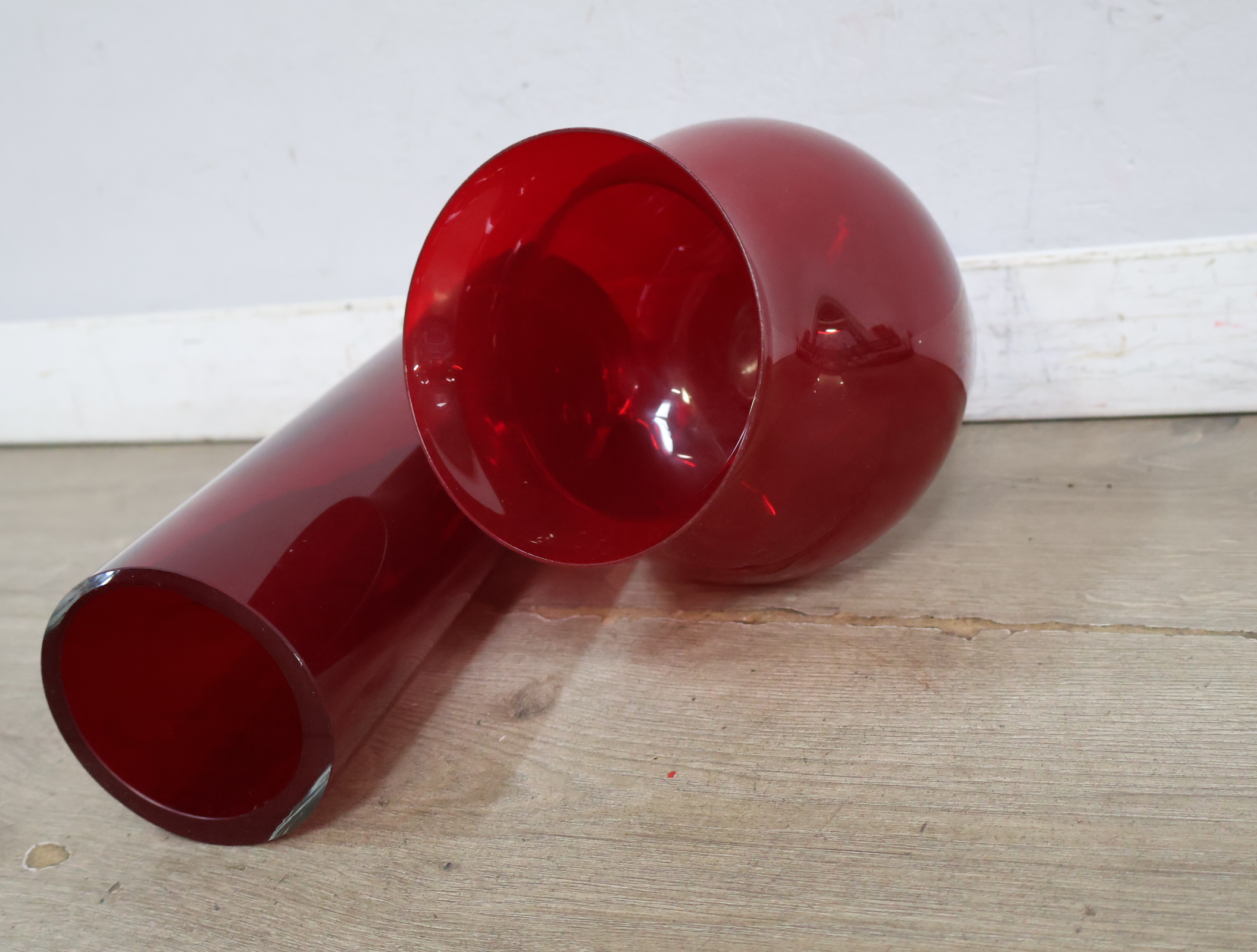 Set van vier rode glazen vazen – foto 11 – kavel bij GSD Auctions, Zoeterwoude