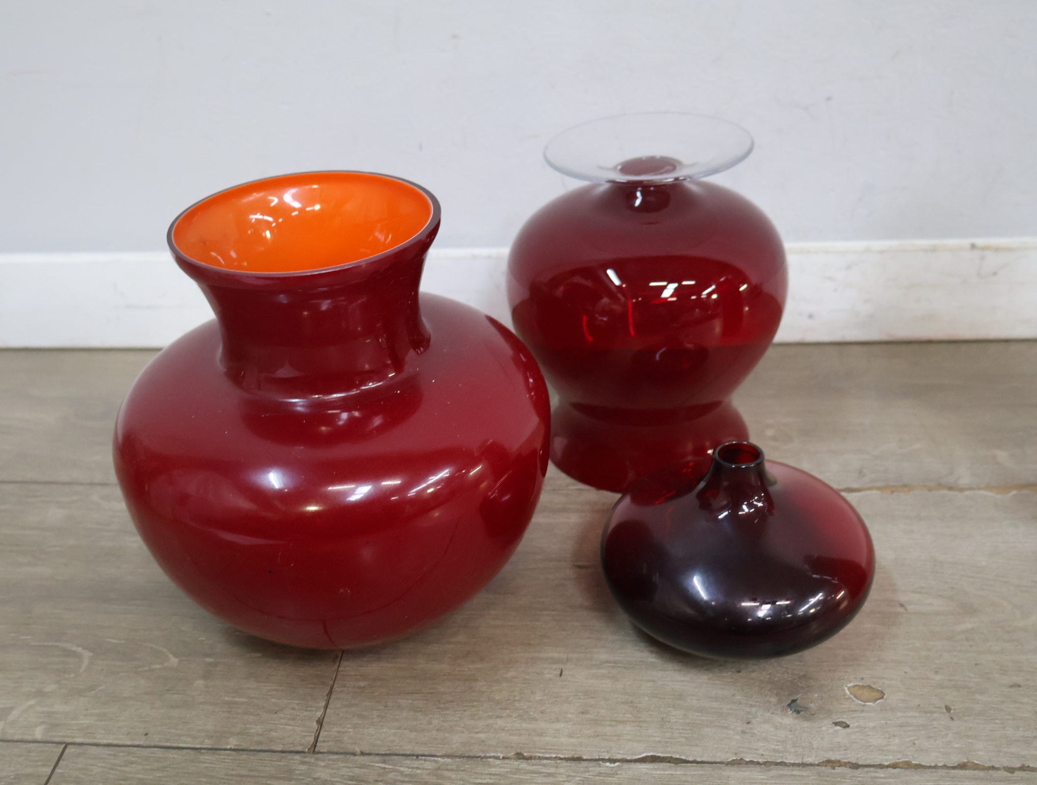 Set van vier rode glazen vazen – foto 13 – kavel bij GSD Auctions, Zoeterwoude
