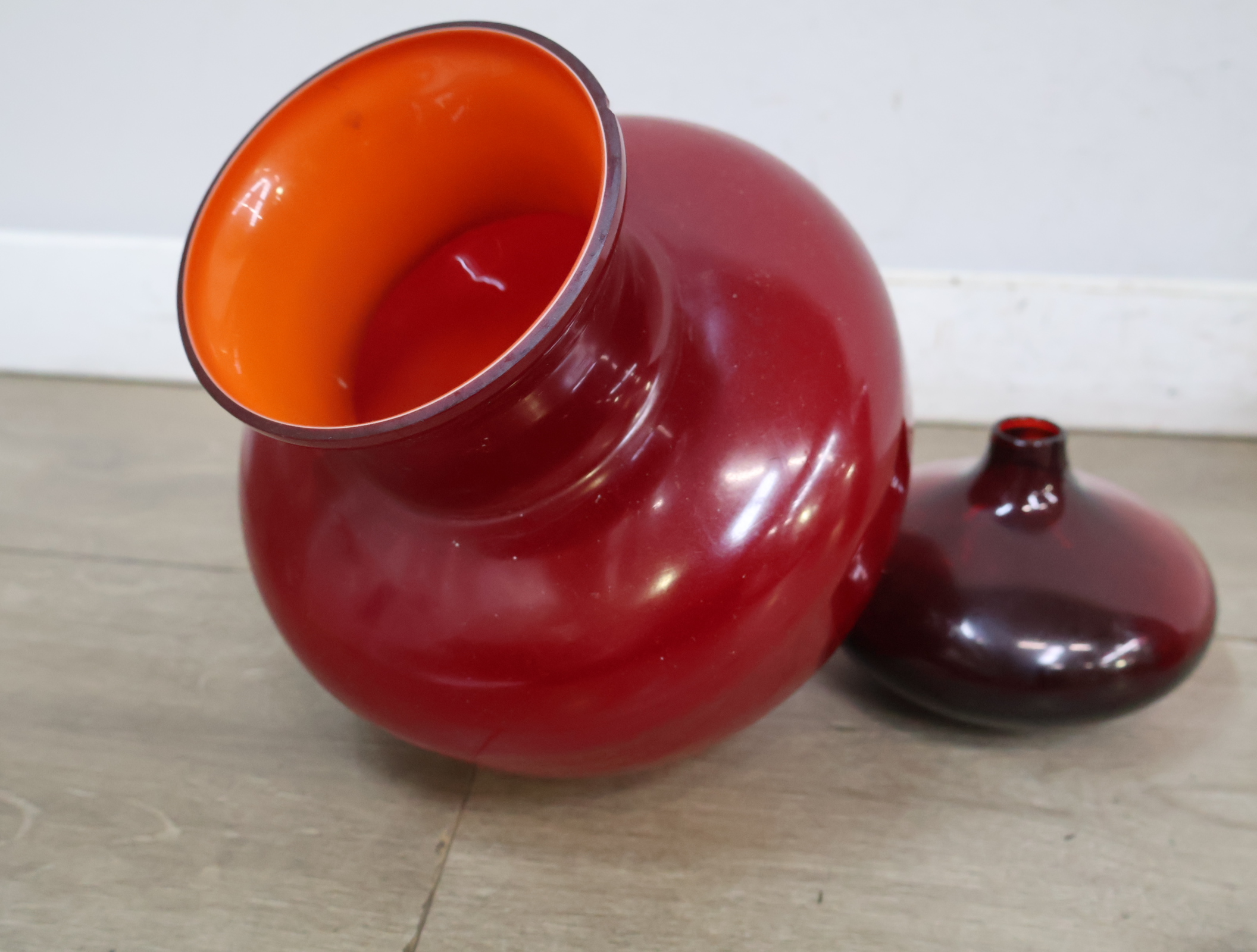 Set van vier rode glazen vazen – foto 14 – kavel bij GSD Auctions, Zoeterwoude