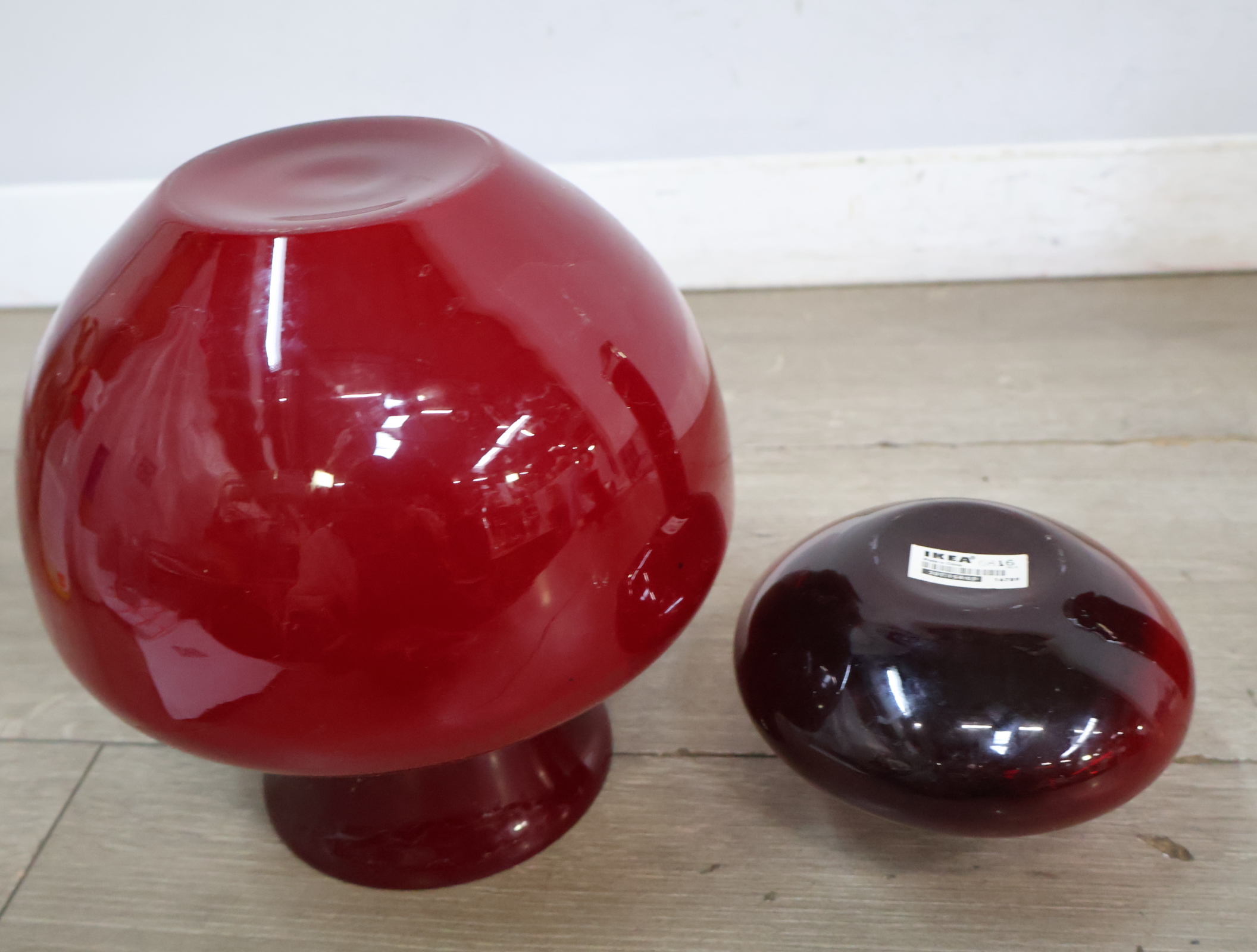 Set van vier rode glazen vazen – foto 15 – kavel bij GSD Auctions, Zoeterwoude