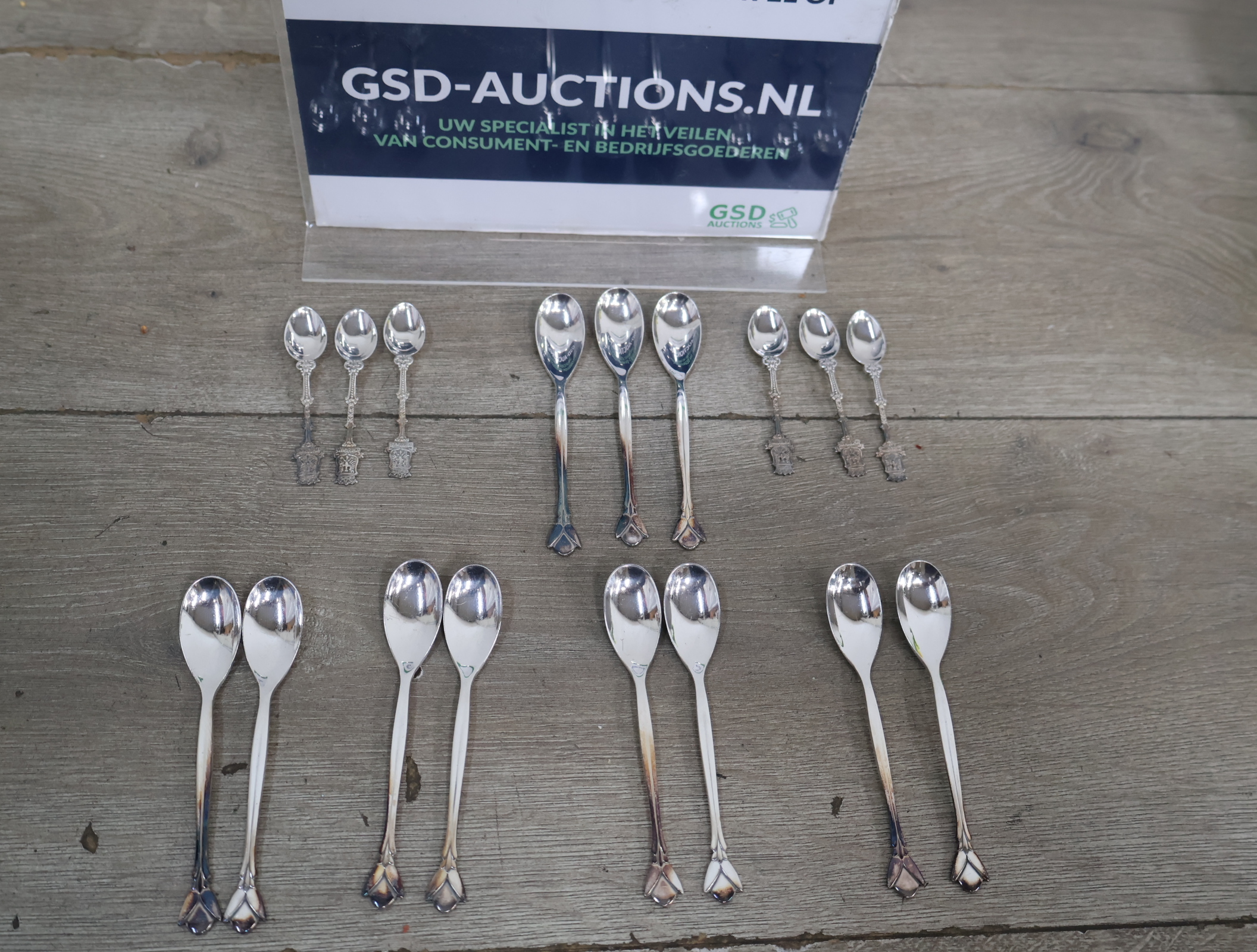 Set zilverkleurige theelepels en souvenirs lepels – foto 2 – kavel bij GSD Auctions, Zoeterwoude