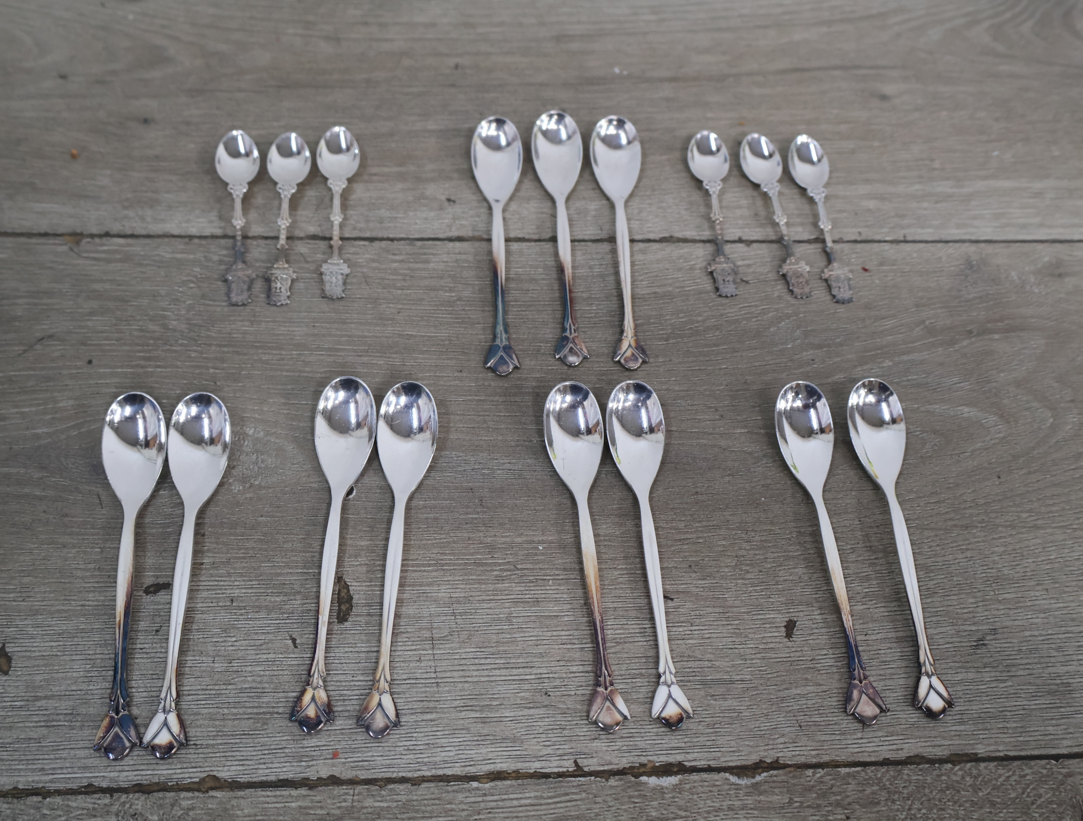Set zilverkleurige theelepels en souvenirs lepels – foto 3 – kavel bij GSD Auctions, Zoeterwoude