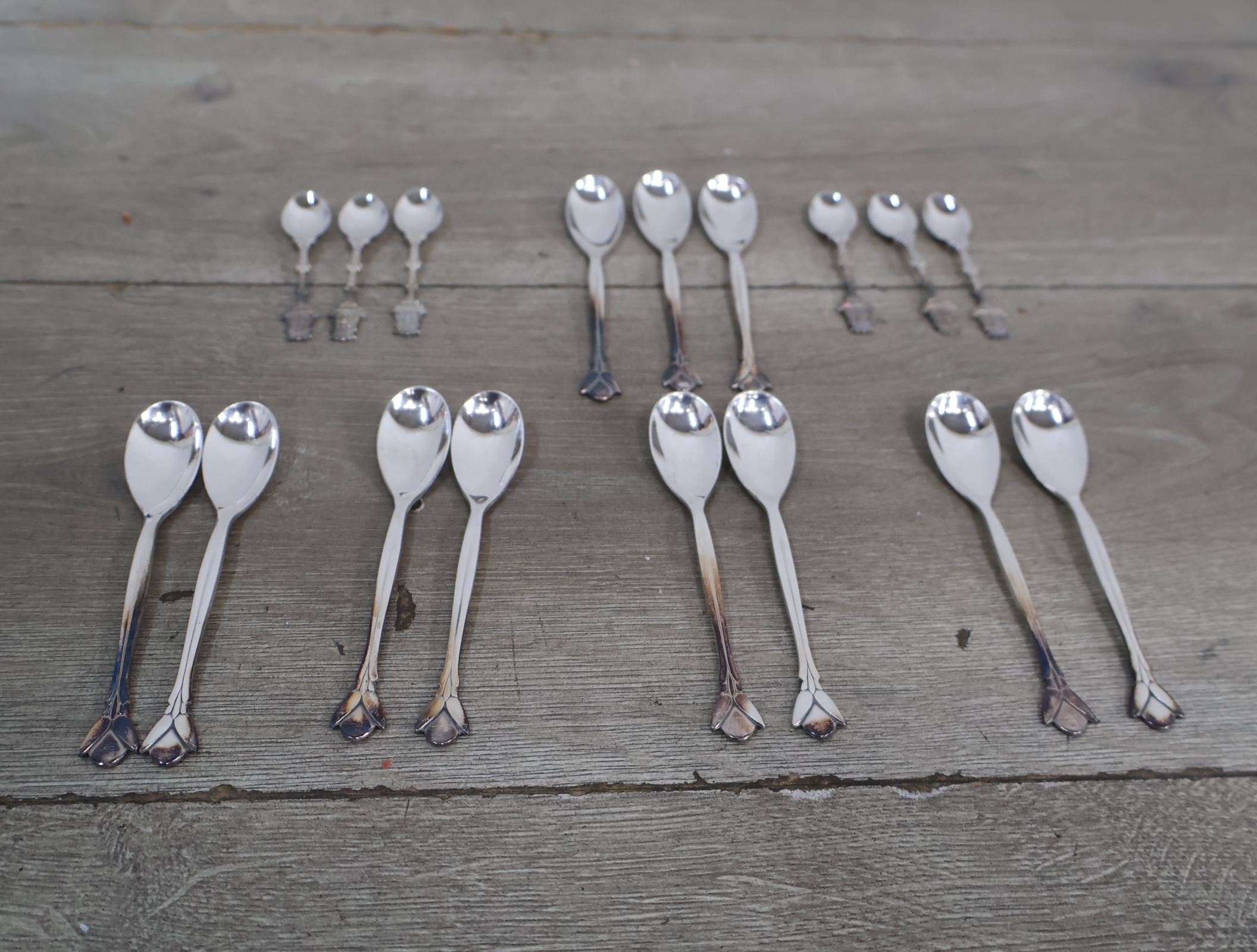 Set zilverkleurige theelepels en souvenirs lepels – foto 4 – kavel bij GSD Auctions, Zoeterwoude