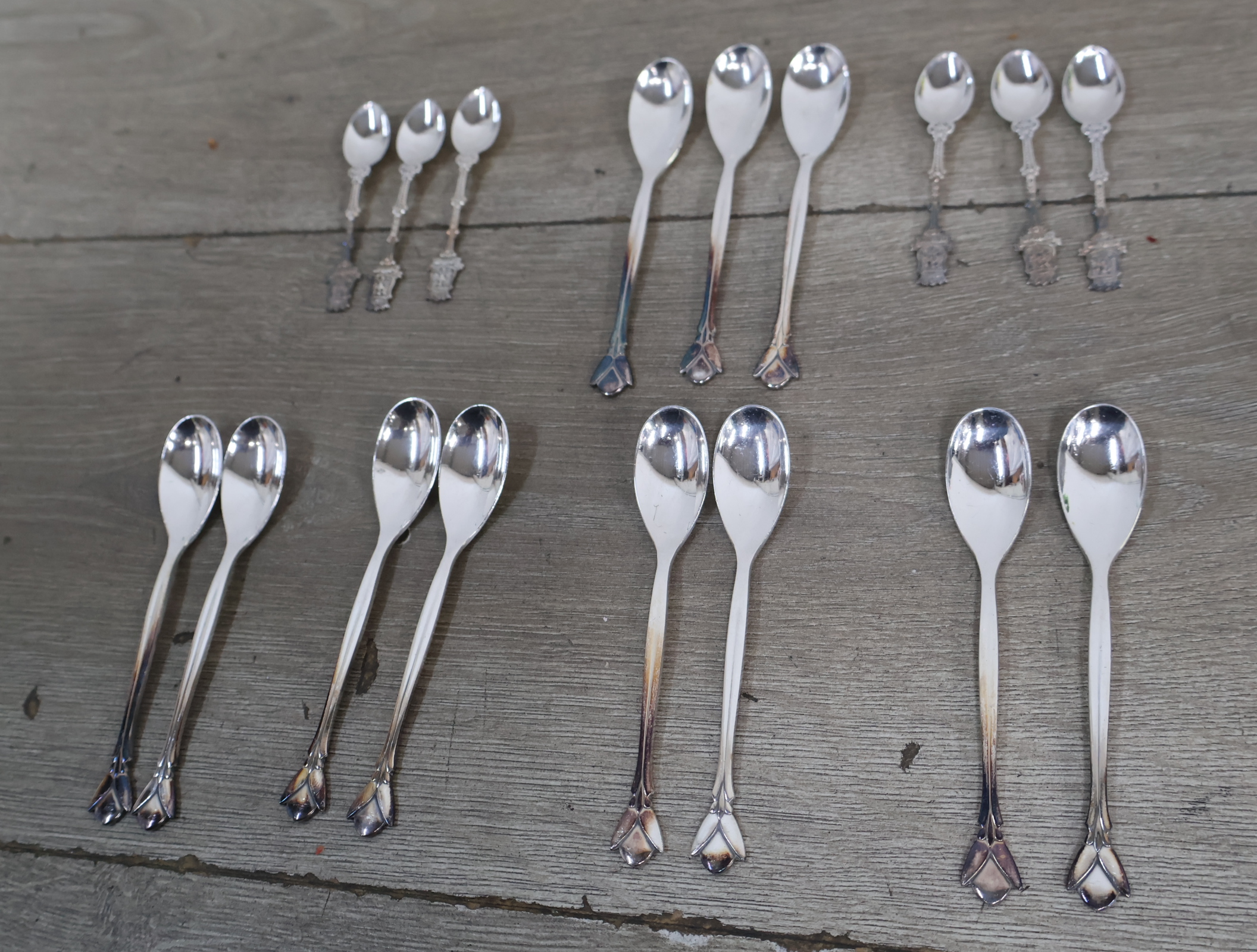 Set zilverkleurige theelepels en souvenirs lepels – foto 5 – kavel bij GSD Auctions, Zoeterwoude