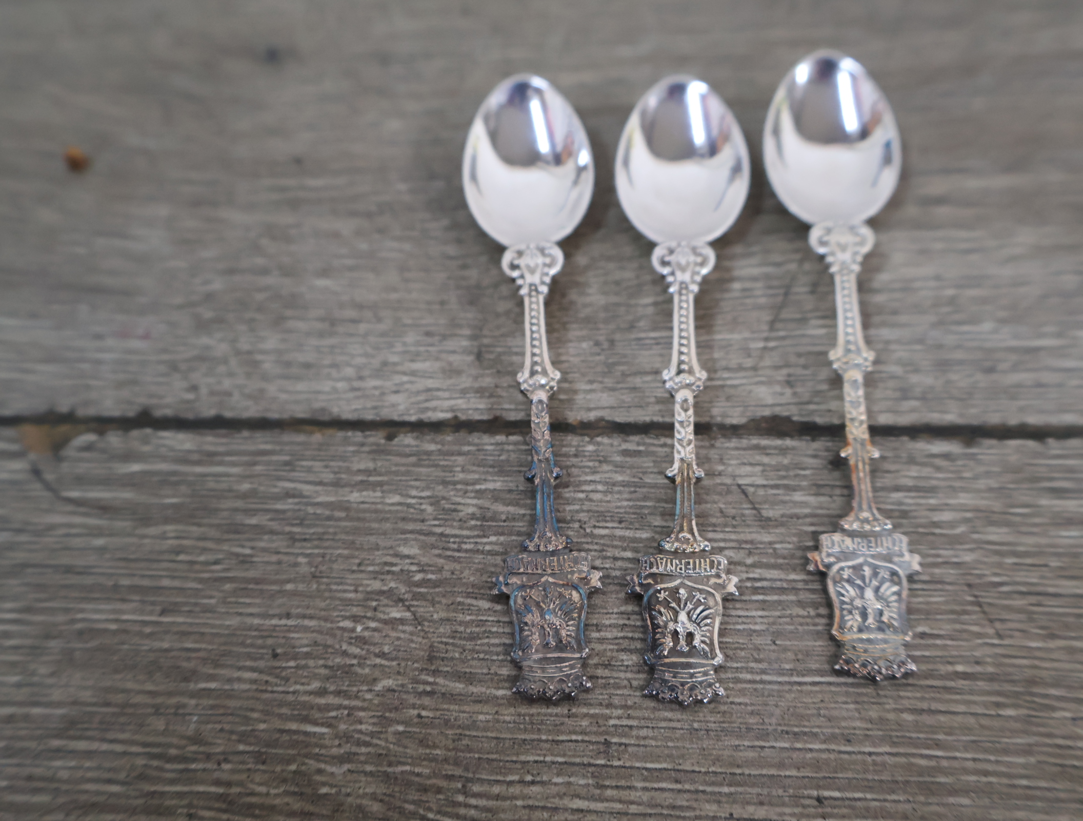 Set zilverkleurige theelepels en souvenirs lepels – foto 6 – kavel bij GSD Auctions, Zoeterwoude
