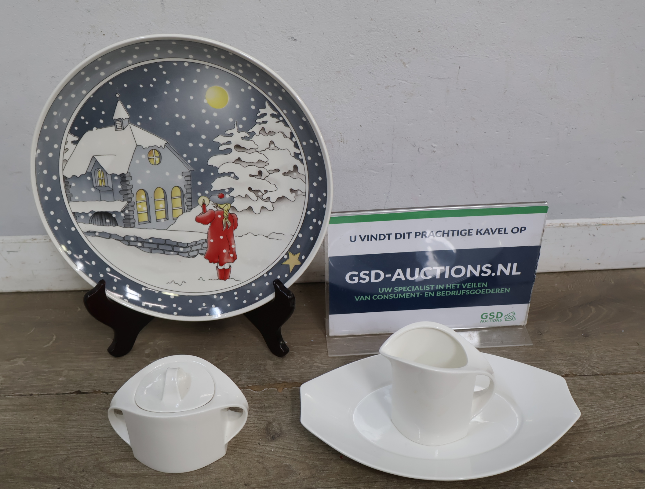 Winterse decoratieve schaal met porseleinen suikerpot en melkkan – foto 2 – kavel bij GSD Auctions, Zoeterwoude