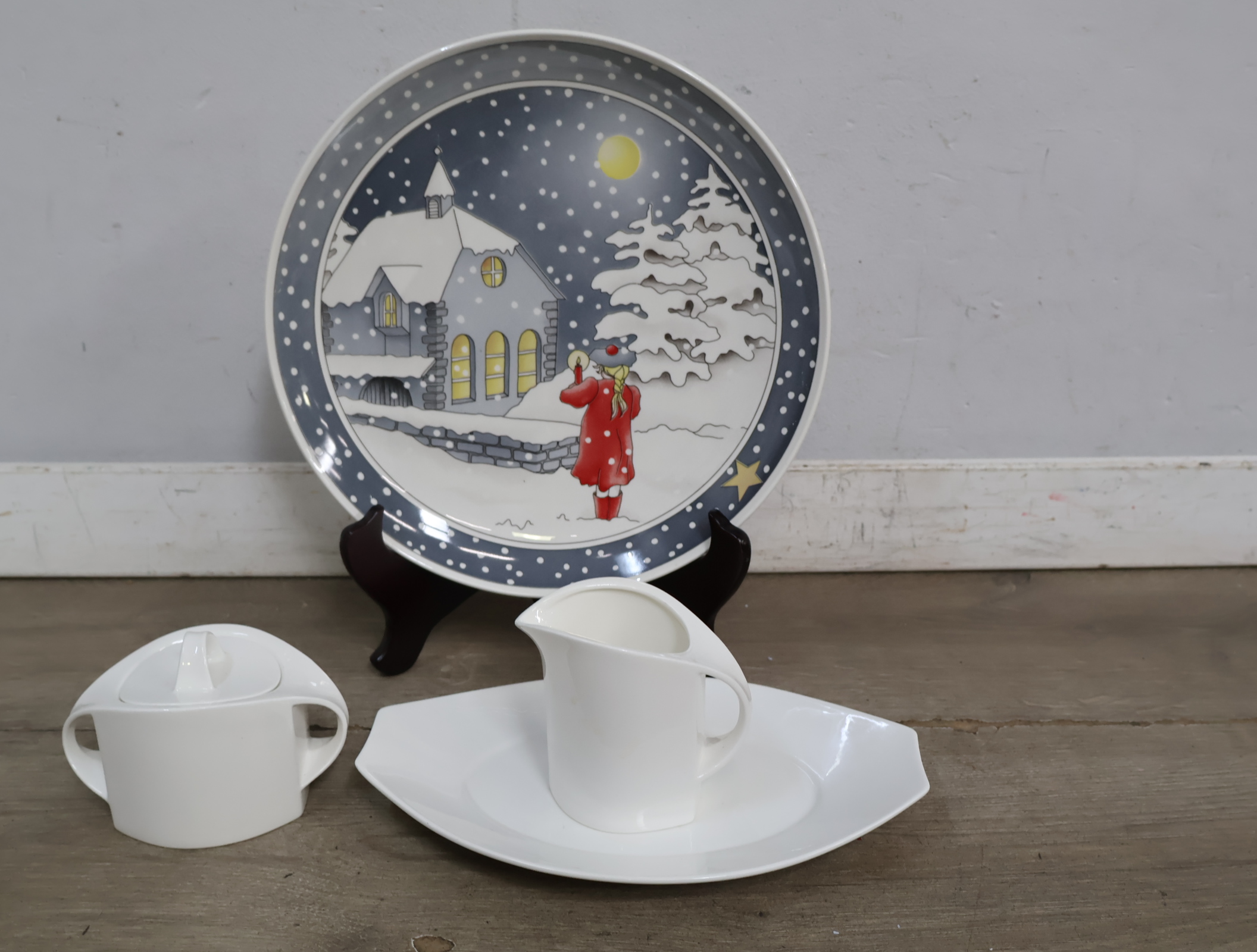 Winterse decoratieve schaal met porseleinen suikerpot en melkkan – foto 3 – kavel bij GSD Auctions, Zoeterwoude
