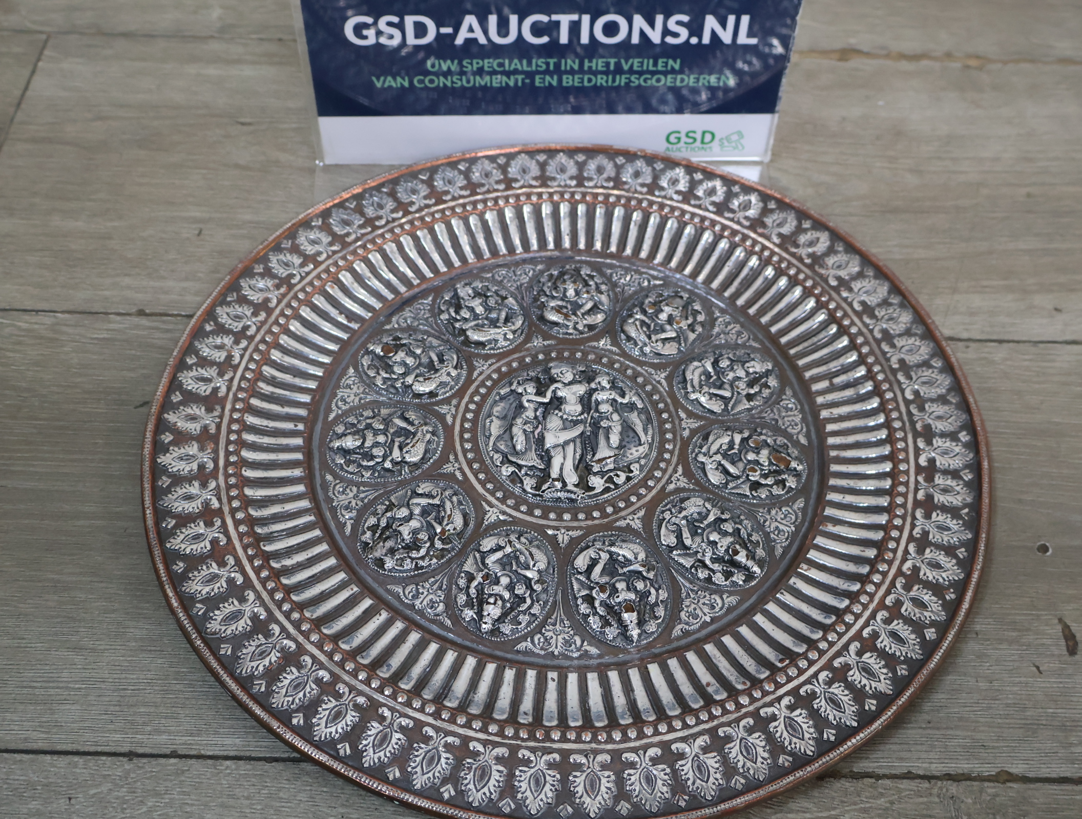 Decoratief metalen wandbord met reliëf – foto 2 – kavel bij GSD Auctions, Zoeterwoude