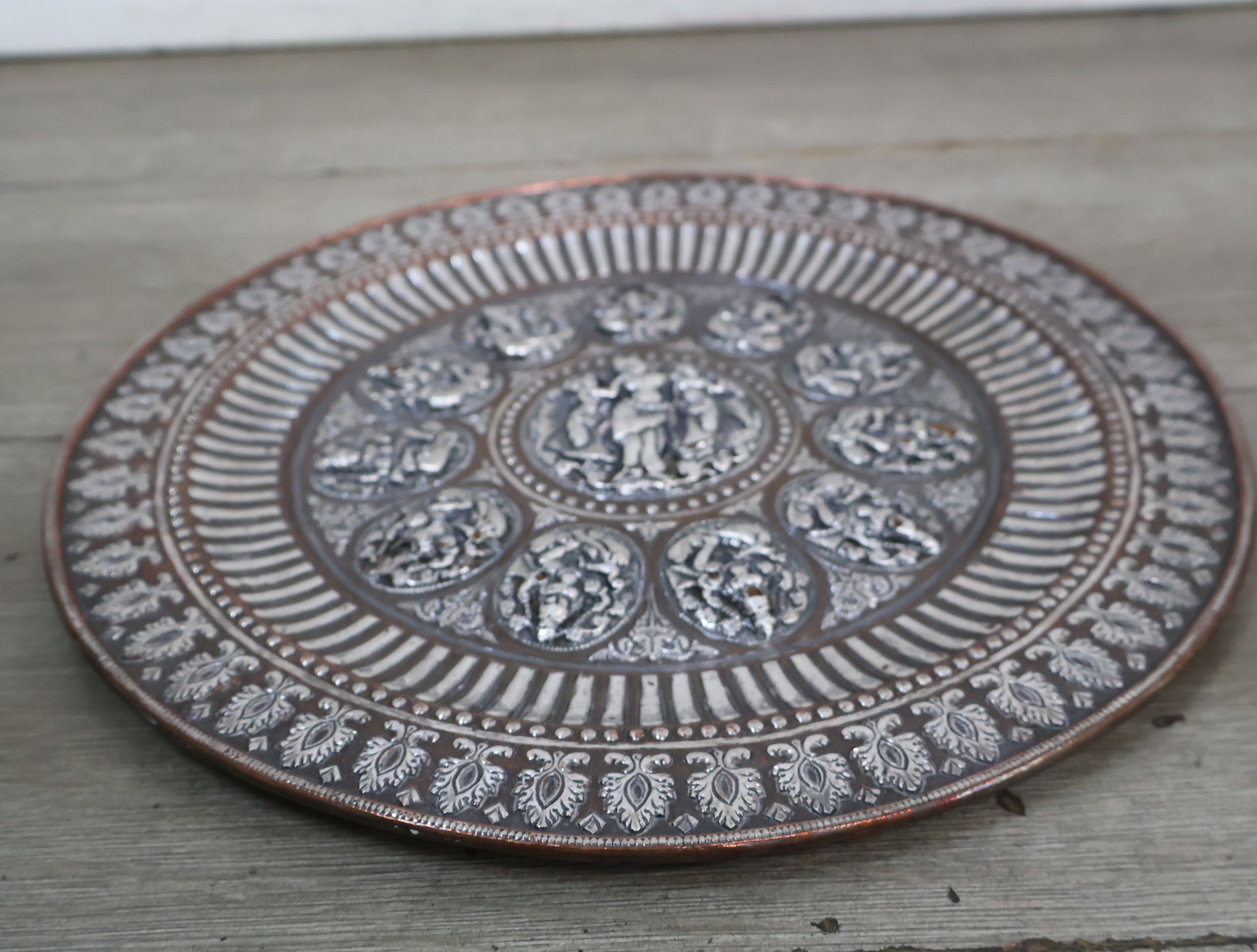 Decoratief metalen wandbord met reliëf – foto 4 – kavel bij GSD Auctions, Zoeterwoude