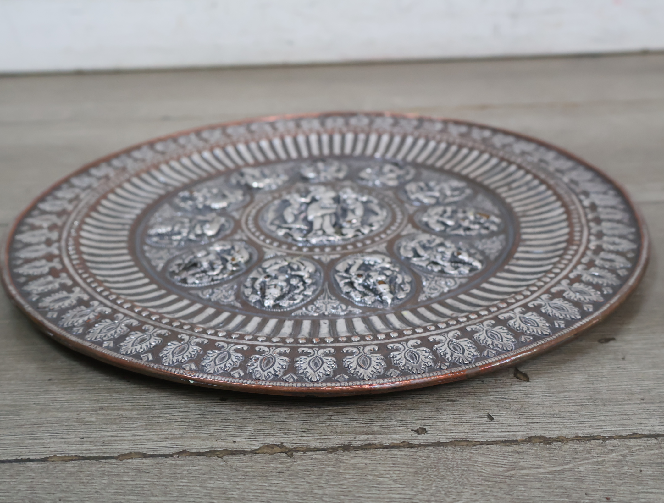 Decoratief metalen wandbord met reliëf – foto 5 – kavel bij GSD Auctions, Zoeterwoude