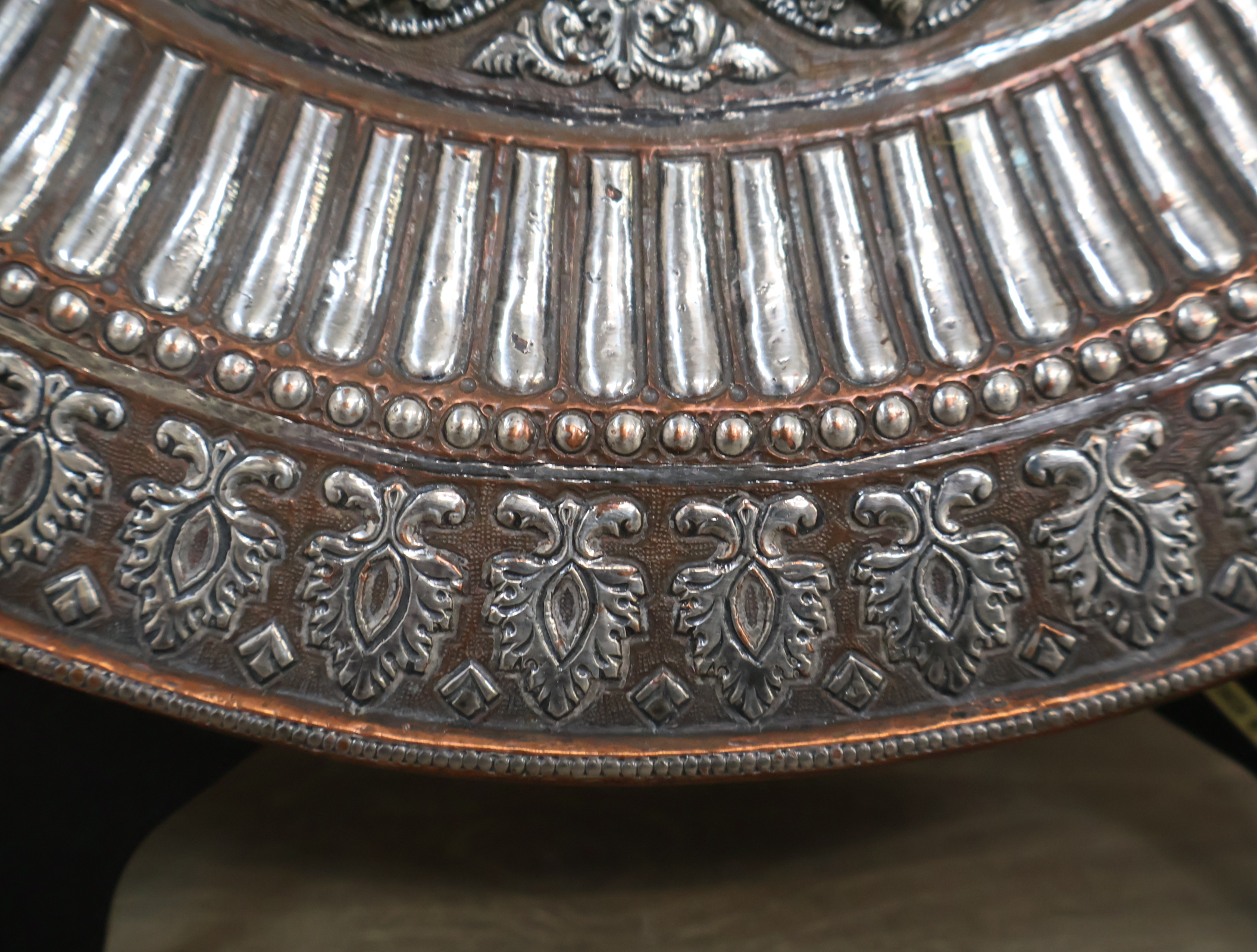 Decoratief metalen wandbord met reliëf – foto 8 – kavel bij GSD Auctions, Zoeterwoude