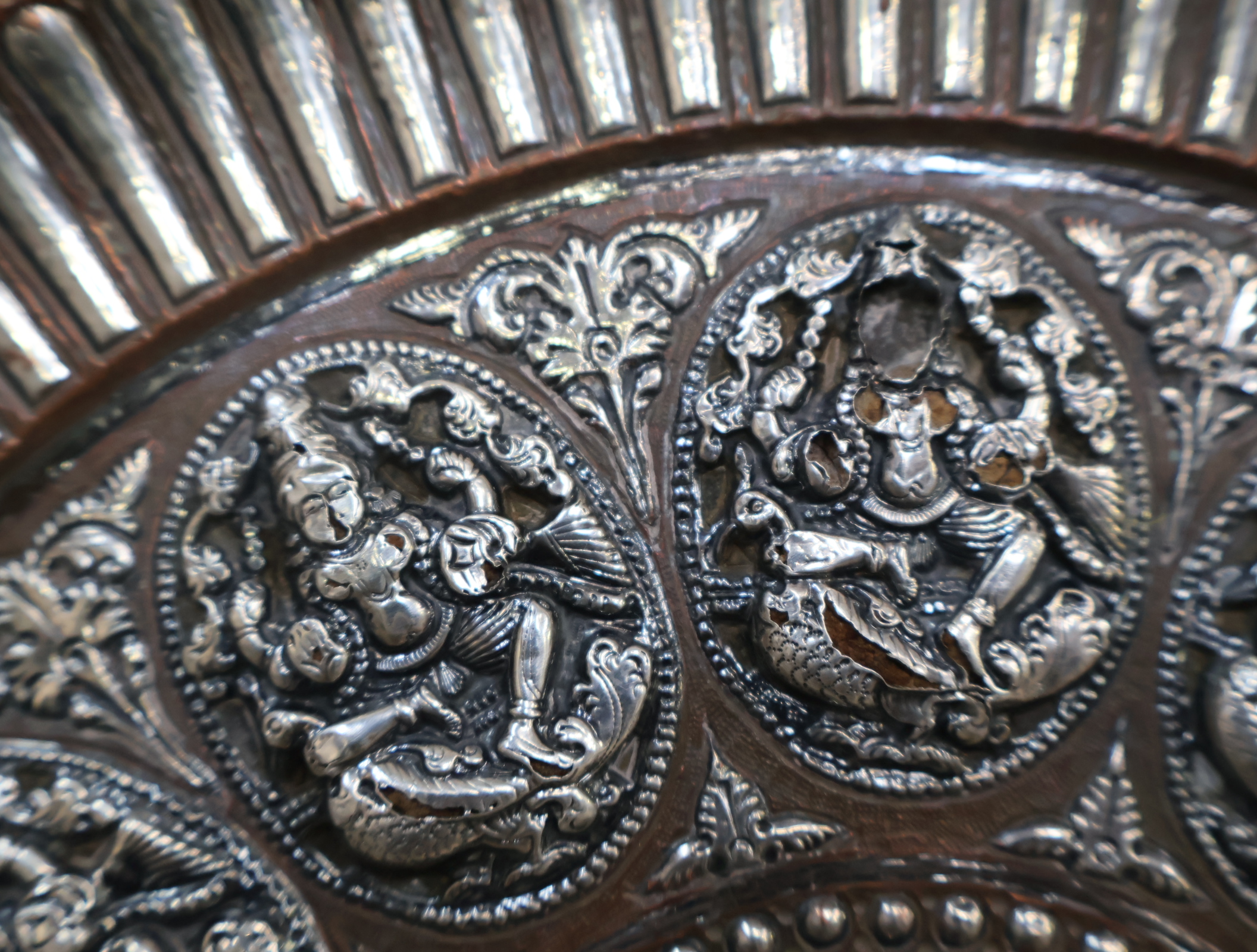 Decoratief metalen wandbord met reliëf – foto 10 – kavel bij GSD Auctions, Zoeterwoude
