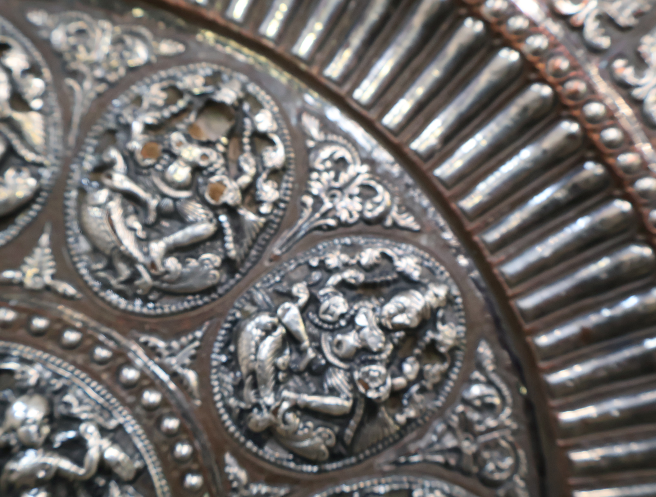 Decoratief metalen wandbord met reliëf – foto 11 – kavel bij GSD Auctions, Zoeterwoude