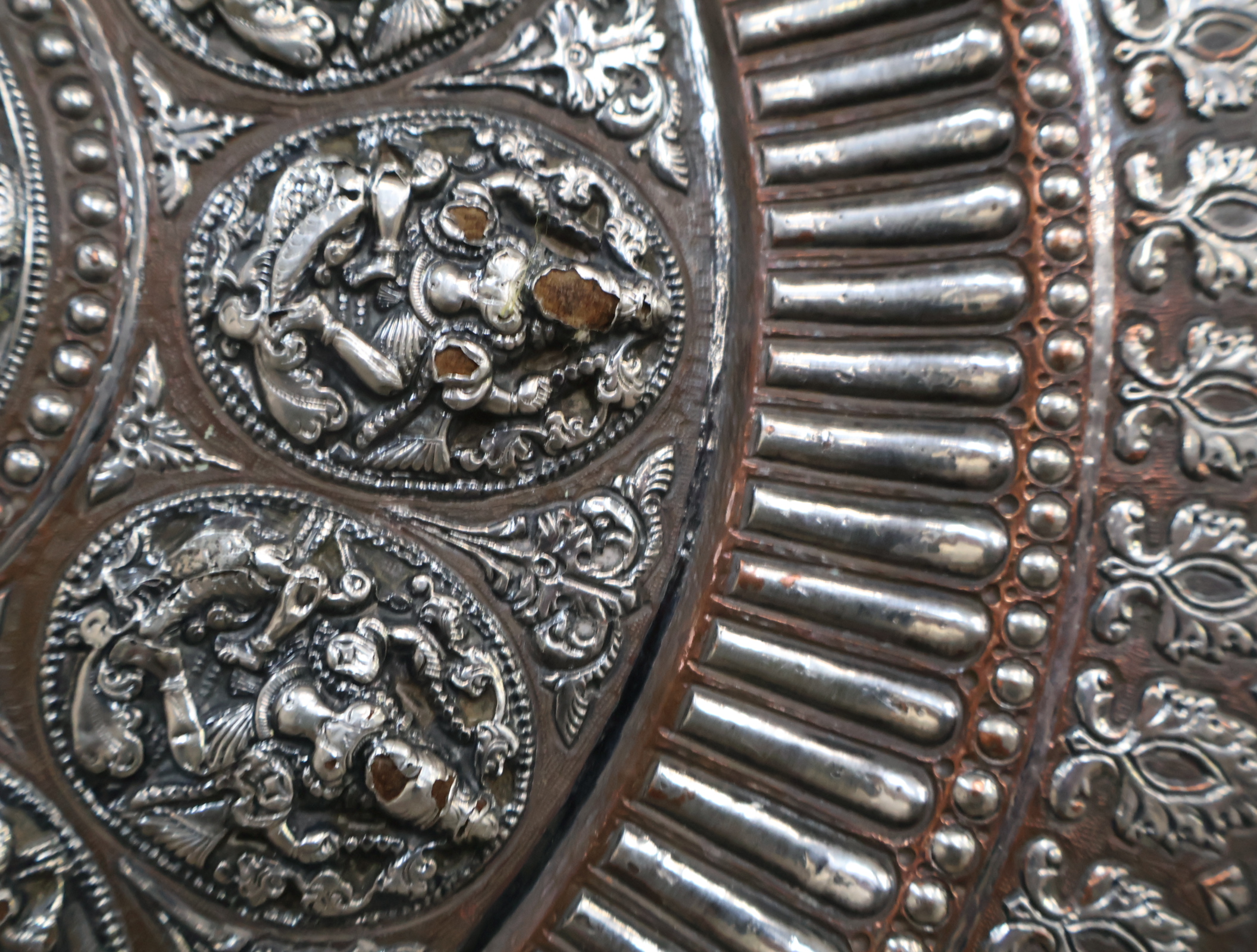 Decoratief metalen wandbord met reliëf – foto 12 – kavel bij GSD Auctions, Zoeterwoude