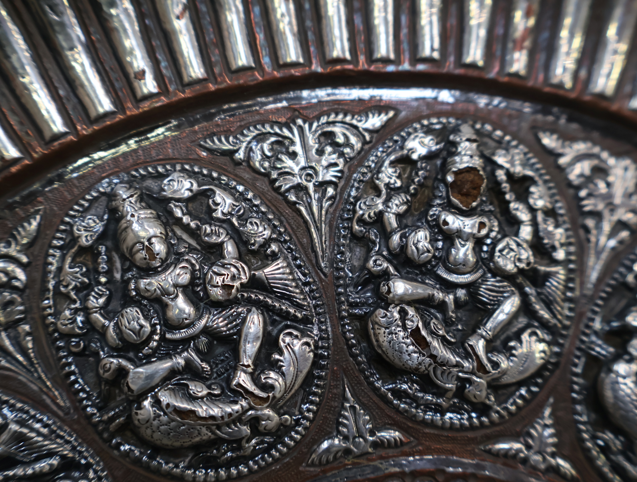 Decoratief metalen wandbord met reliëf – foto 13 – kavel bij GSD Auctions, Zoeterwoude
