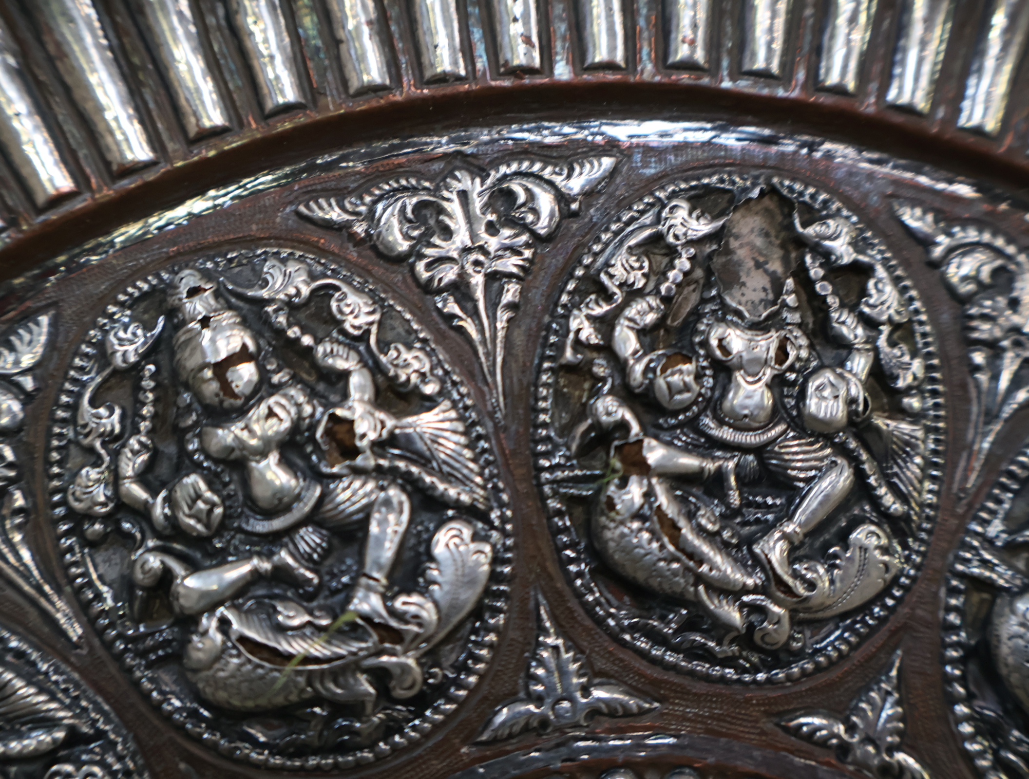 Decoratief metalen wandbord met reliëf – foto 14 – kavel bij GSD Auctions, Zoeterwoude