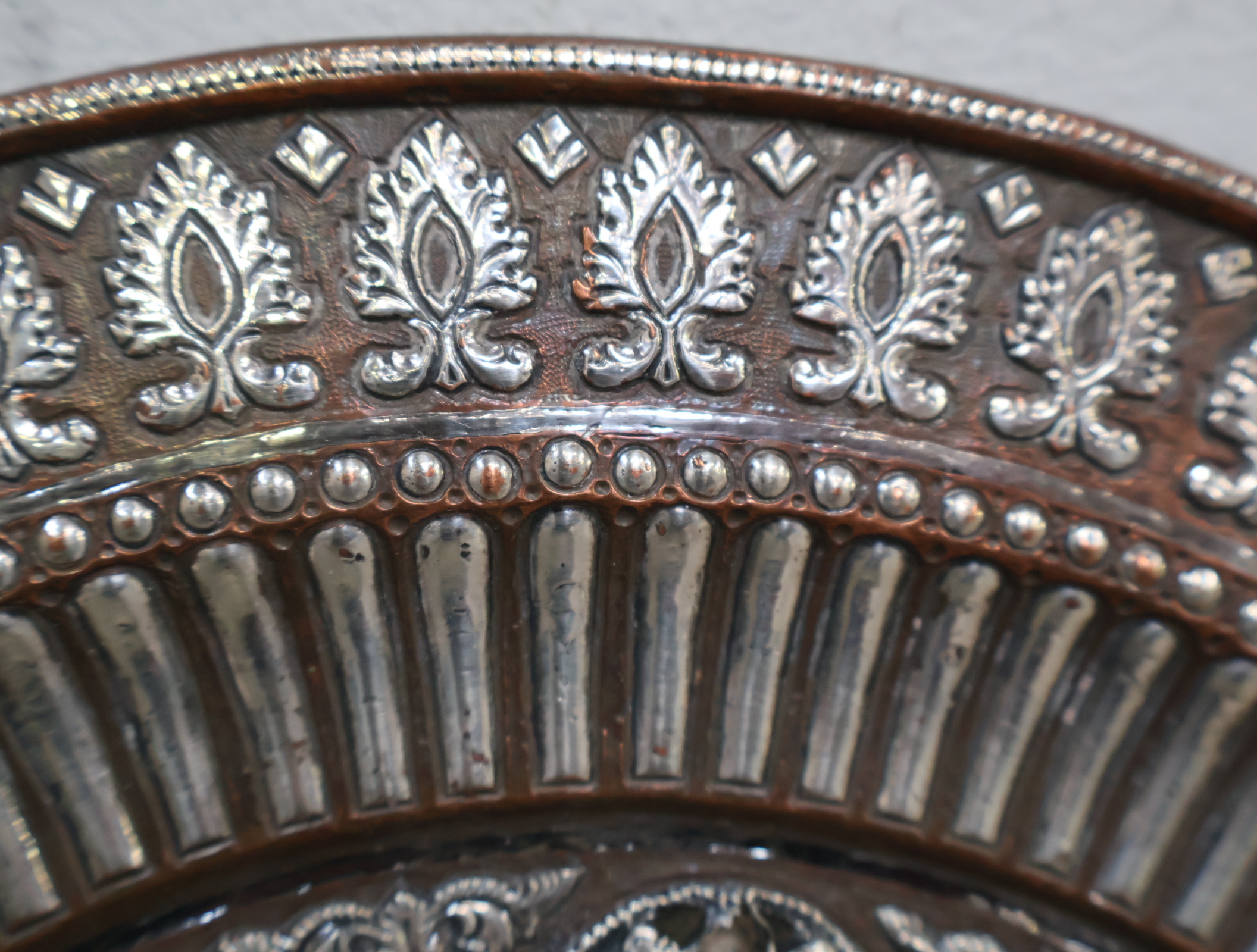 Decoratief metalen wandbord met reliëf – foto 15 – kavel bij GSD Auctions, Zoeterwoude