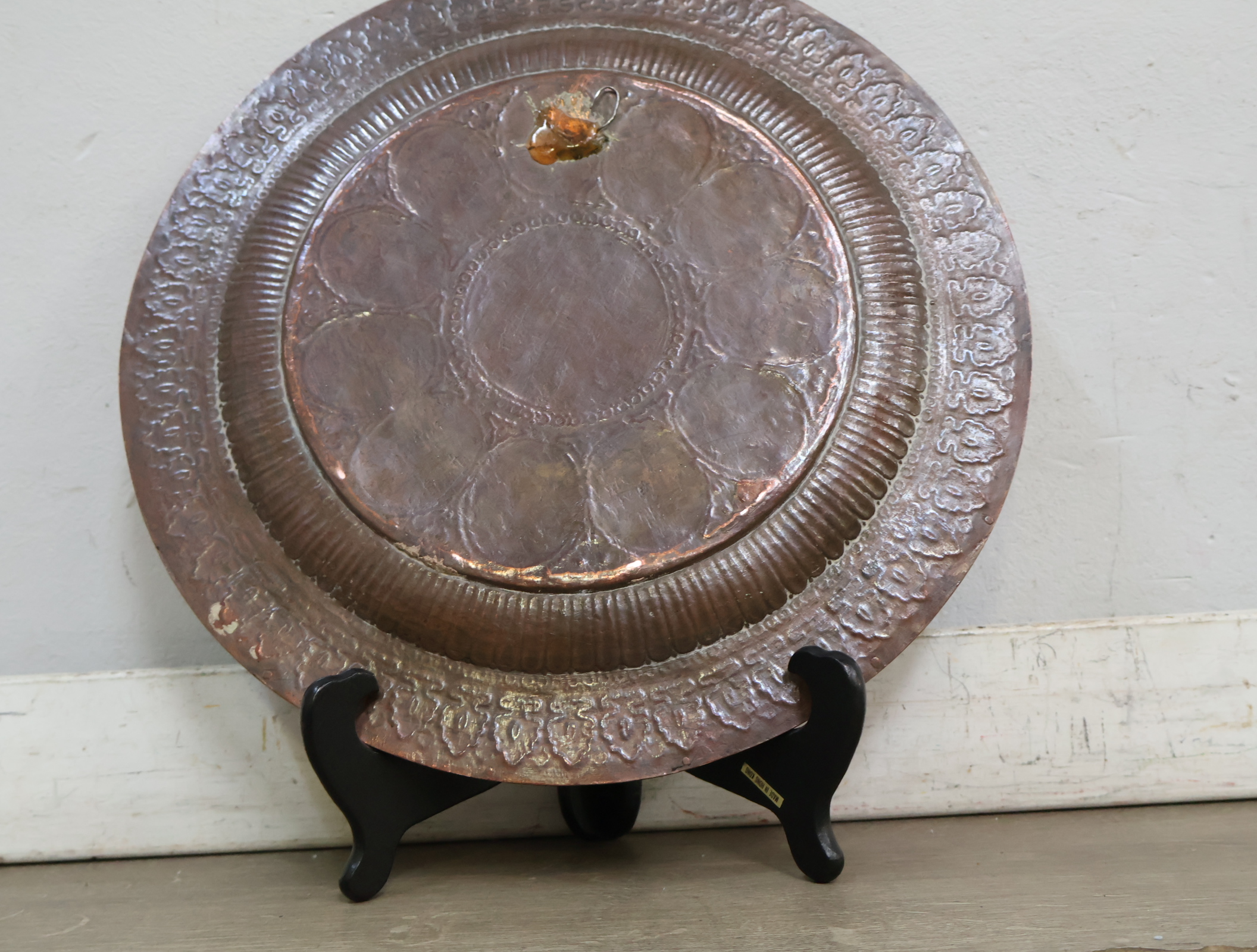 Decoratief metalen wandbord met reliëf – foto 18 – kavel bij GSD Auctions, Zoeterwoude