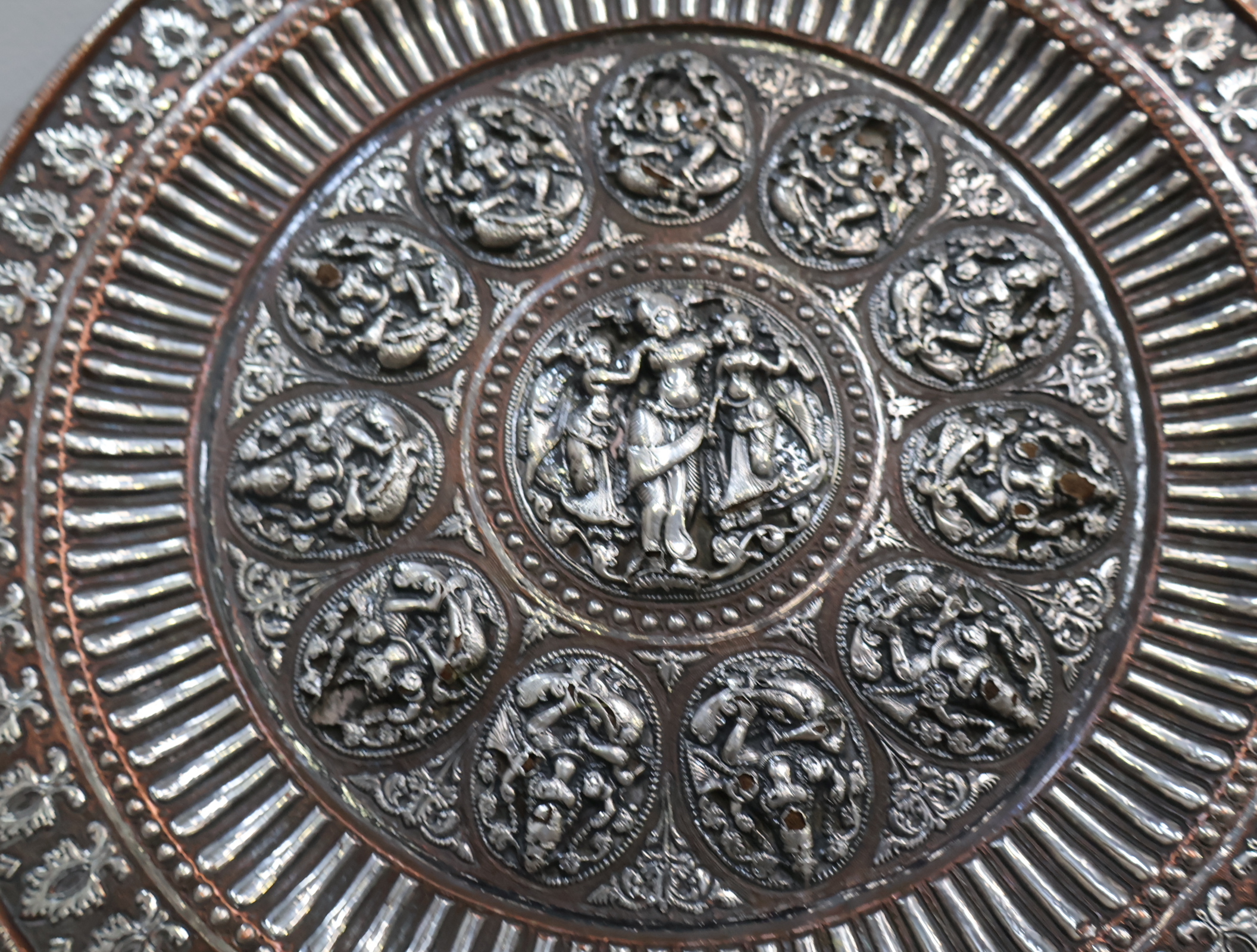 Decoratief metalen wandbord met reliëf – foto 19 – kavel bij GSD Auctions, Zoeterwoude