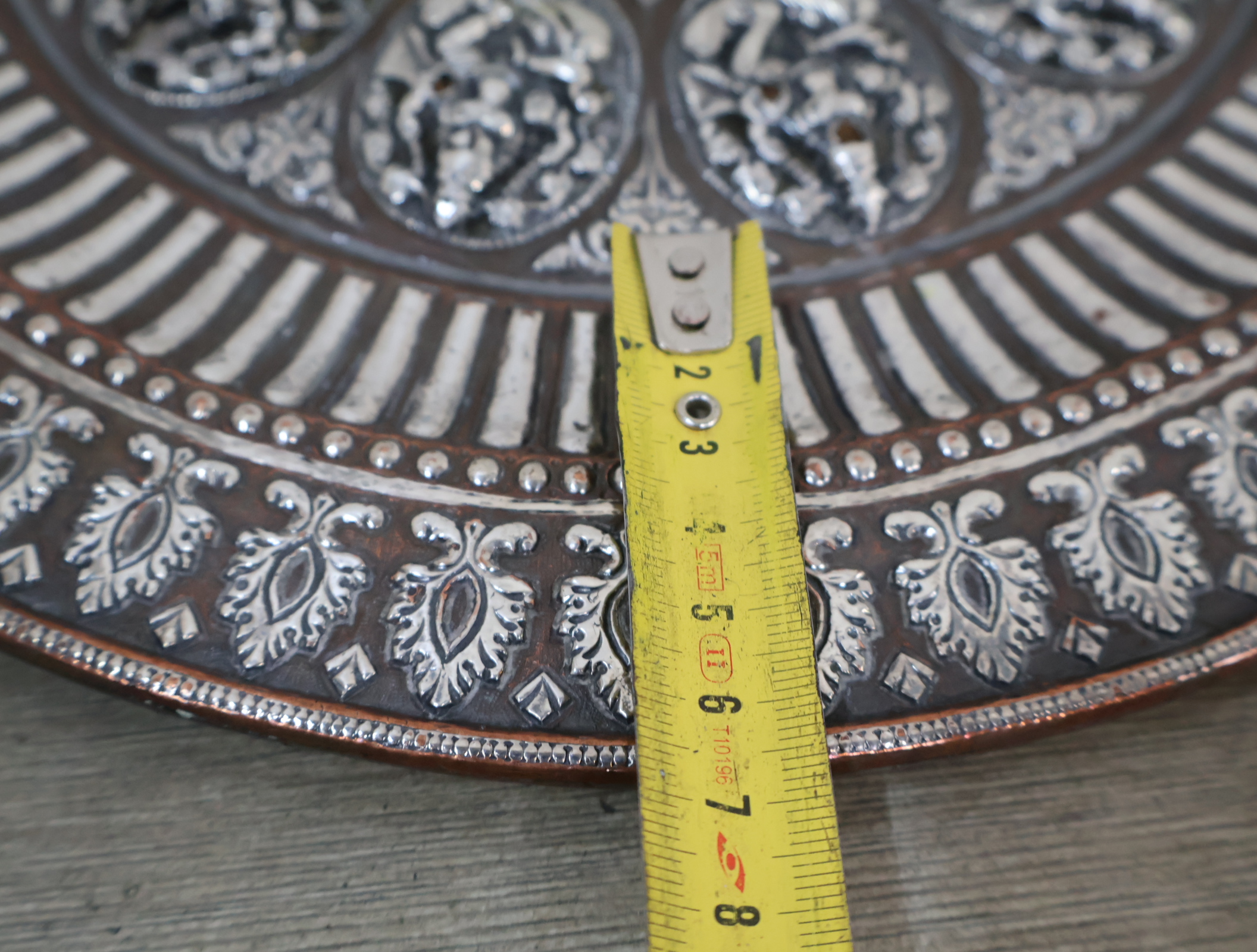 Decoratief metalen wandbord met reliëf – foto 22 – kavel bij GSD Auctions, Zoeterwoude