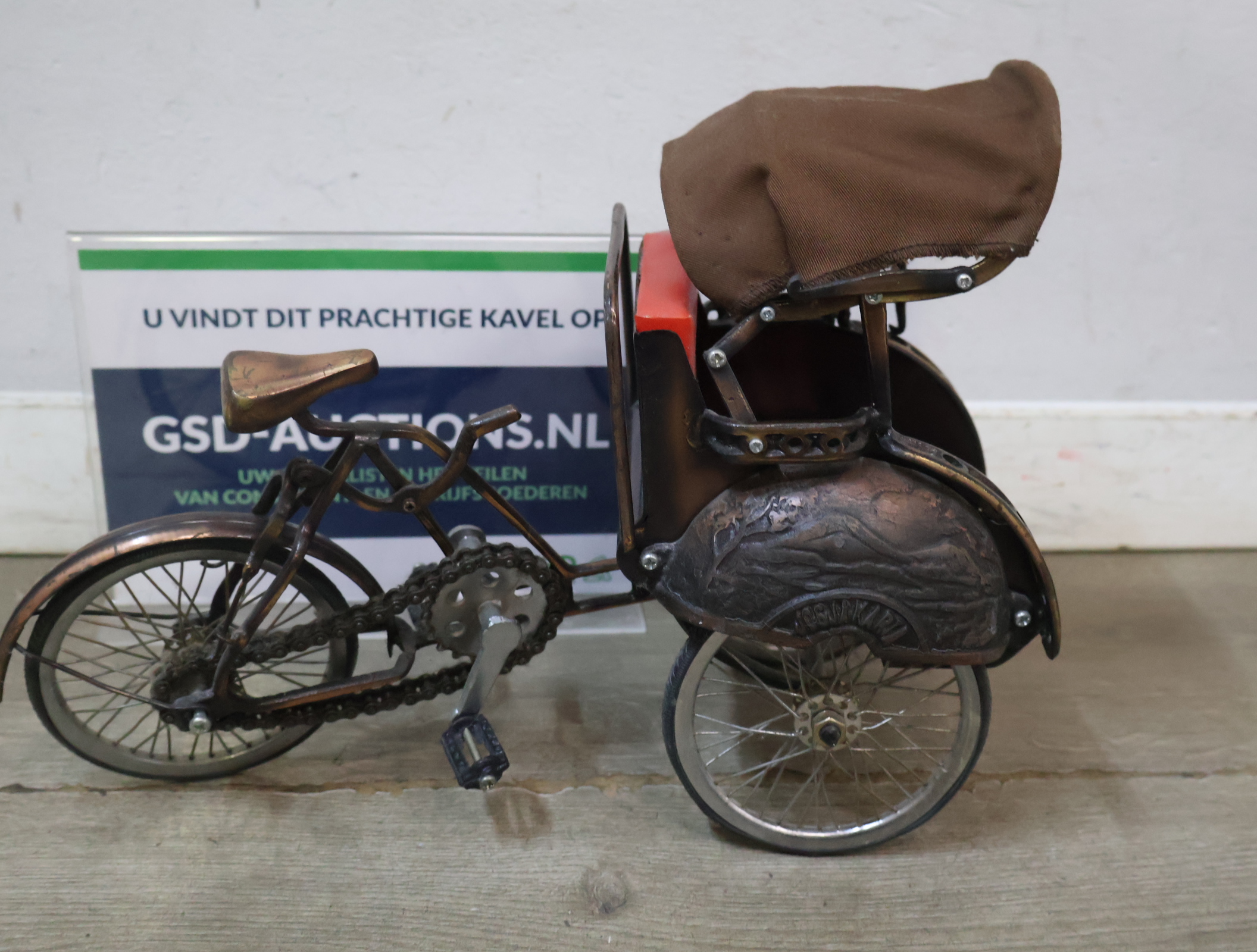 Miniatuur driewielige riksja met rood zitje – foto 2 – kavel bij GSD Auctions, Zoeterwoude