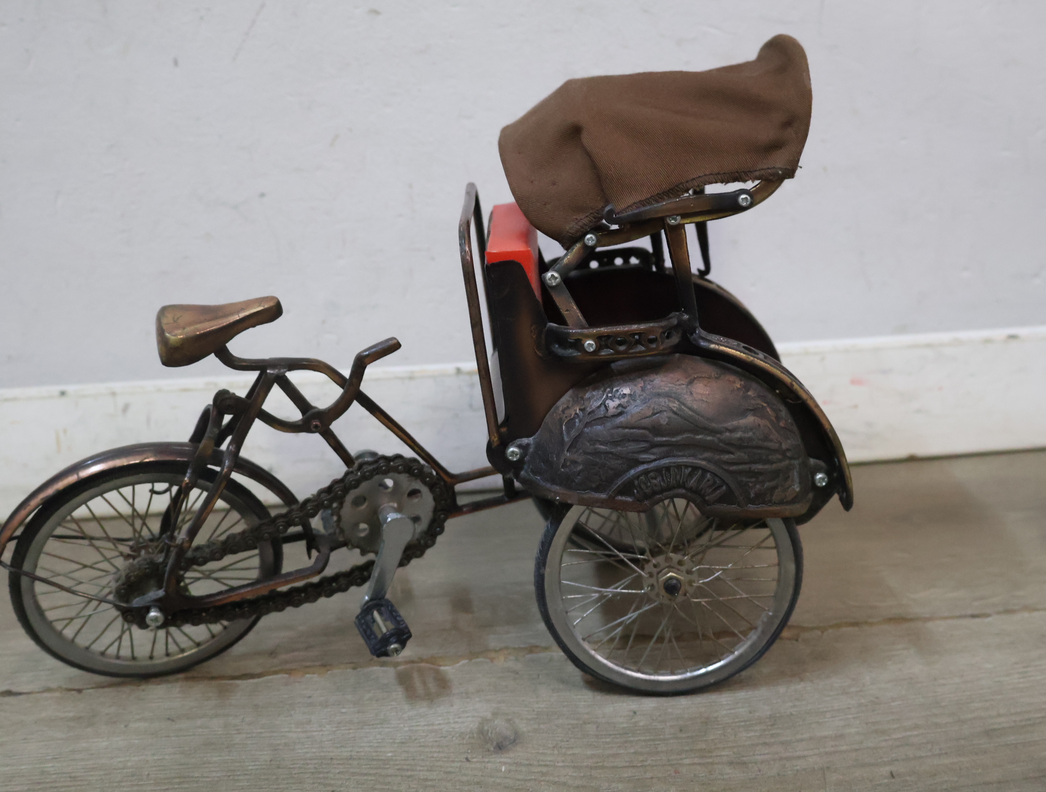 Miniatuur driewielige riksja met rood zitje – foto 3 – kavel bij GSD Auctions, Zoeterwoude