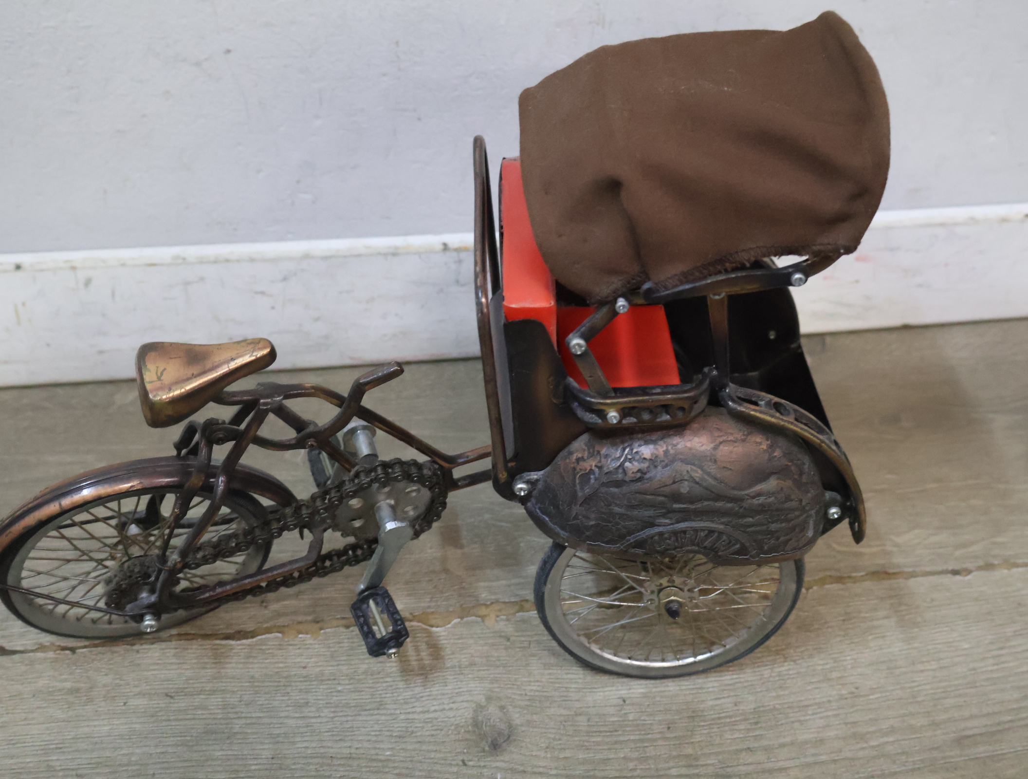 Miniatuur driewielige riksja met rood zitje – foto 4 – kavel bij GSD Auctions, Zoeterwoude
