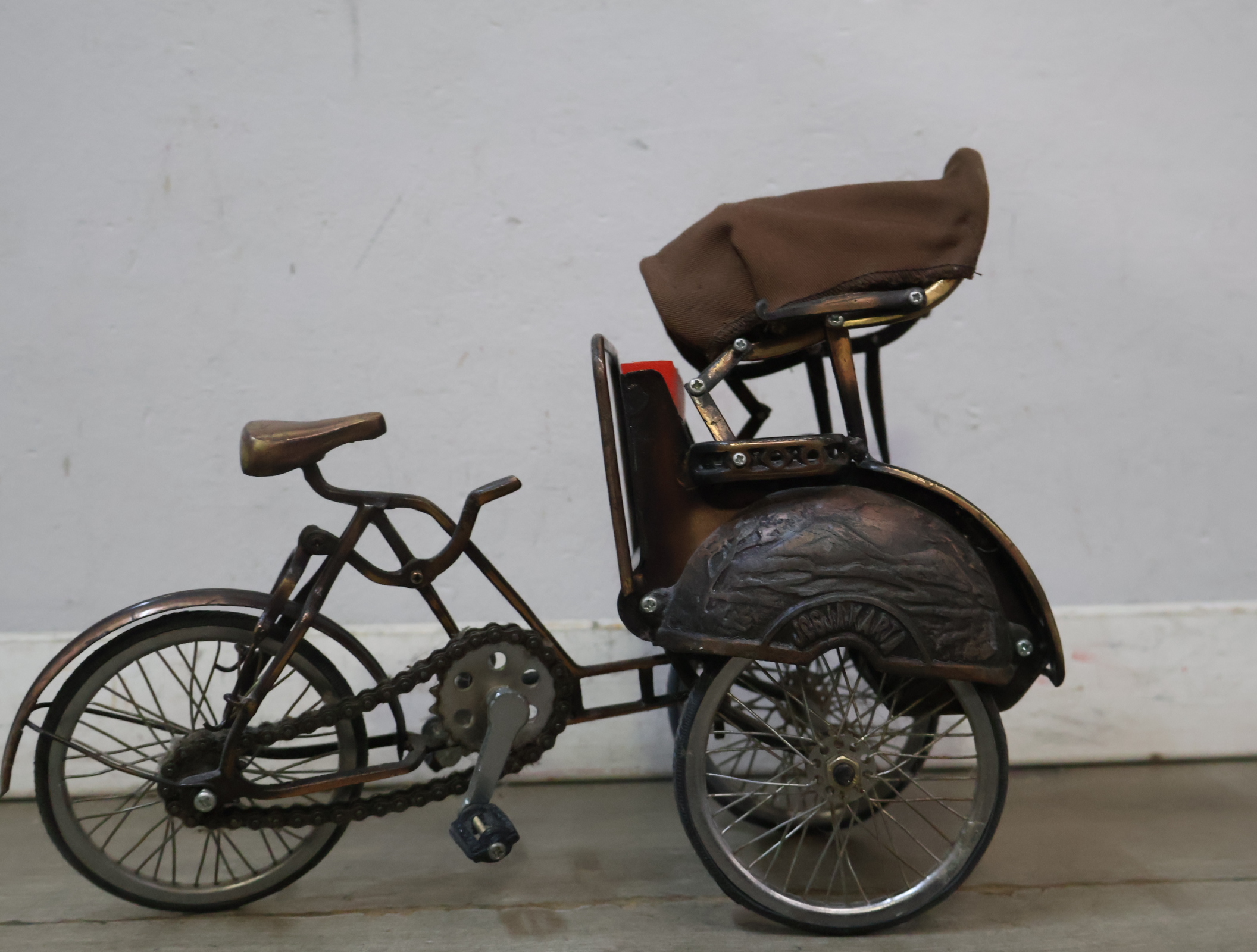 Miniatuur driewielige riksja met rood zitje – foto 5 – kavel bij GSD Auctions, Zoeterwoude