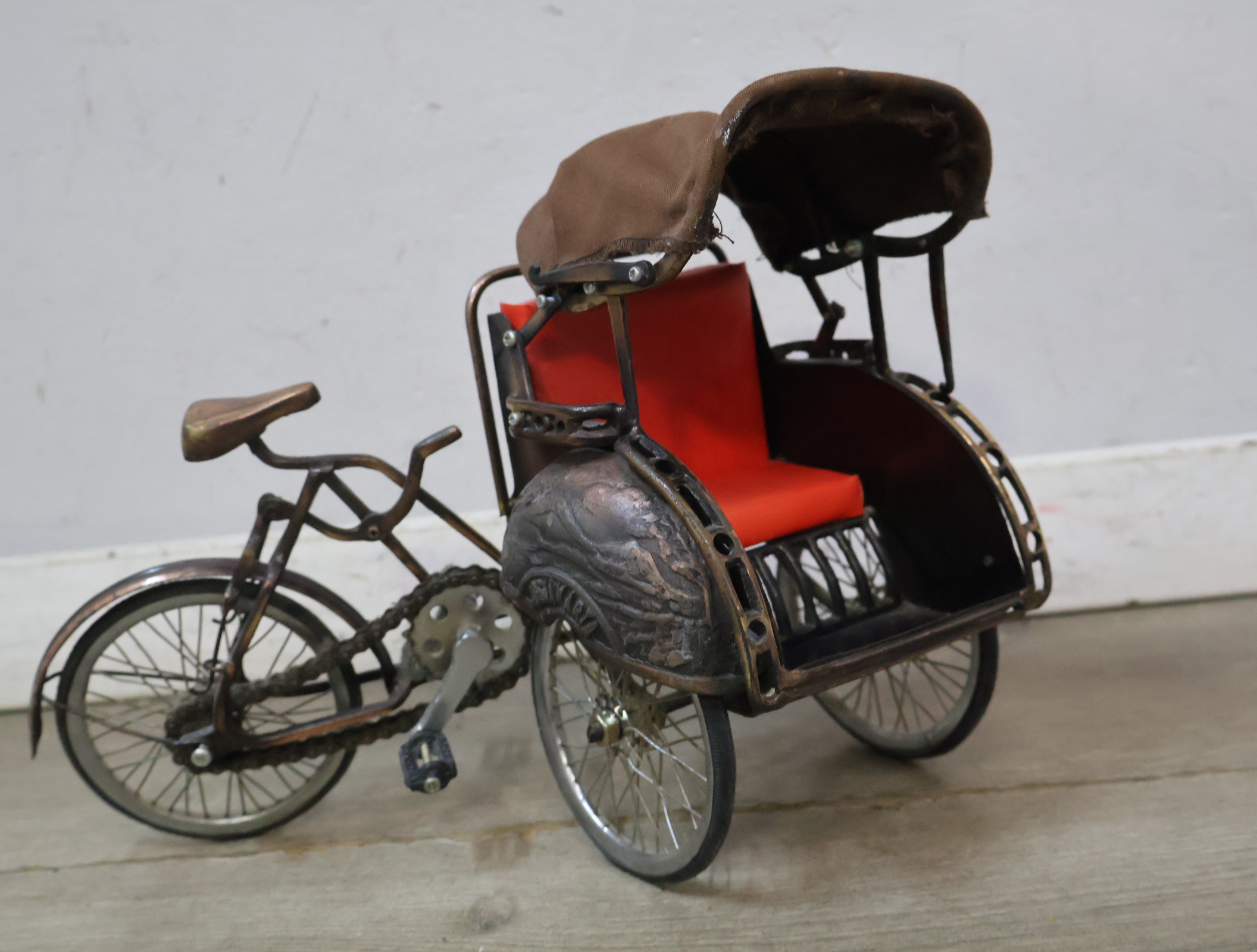 Miniatuur driewielige riksja met rood zitje – foto 6 – kavel bij GSD Auctions, Zoeterwoude