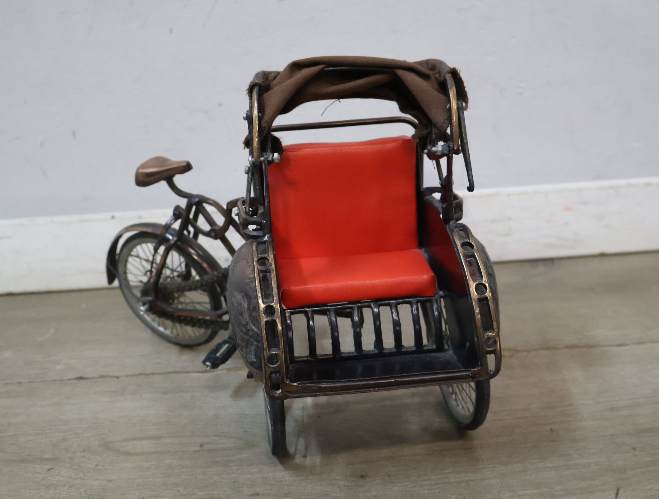 Miniatuur driewielige riksja met rood zitje – foto 7 – kavel bij GSD Auctions, Zoeterwoude