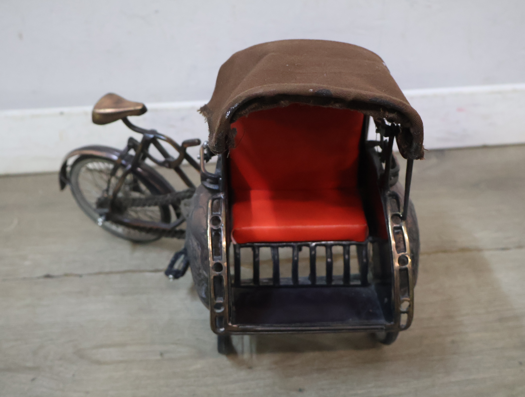 Miniatuur driewielige riksja met rood zitje – foto 8 – kavel bij GSD Auctions, Zoeterwoude