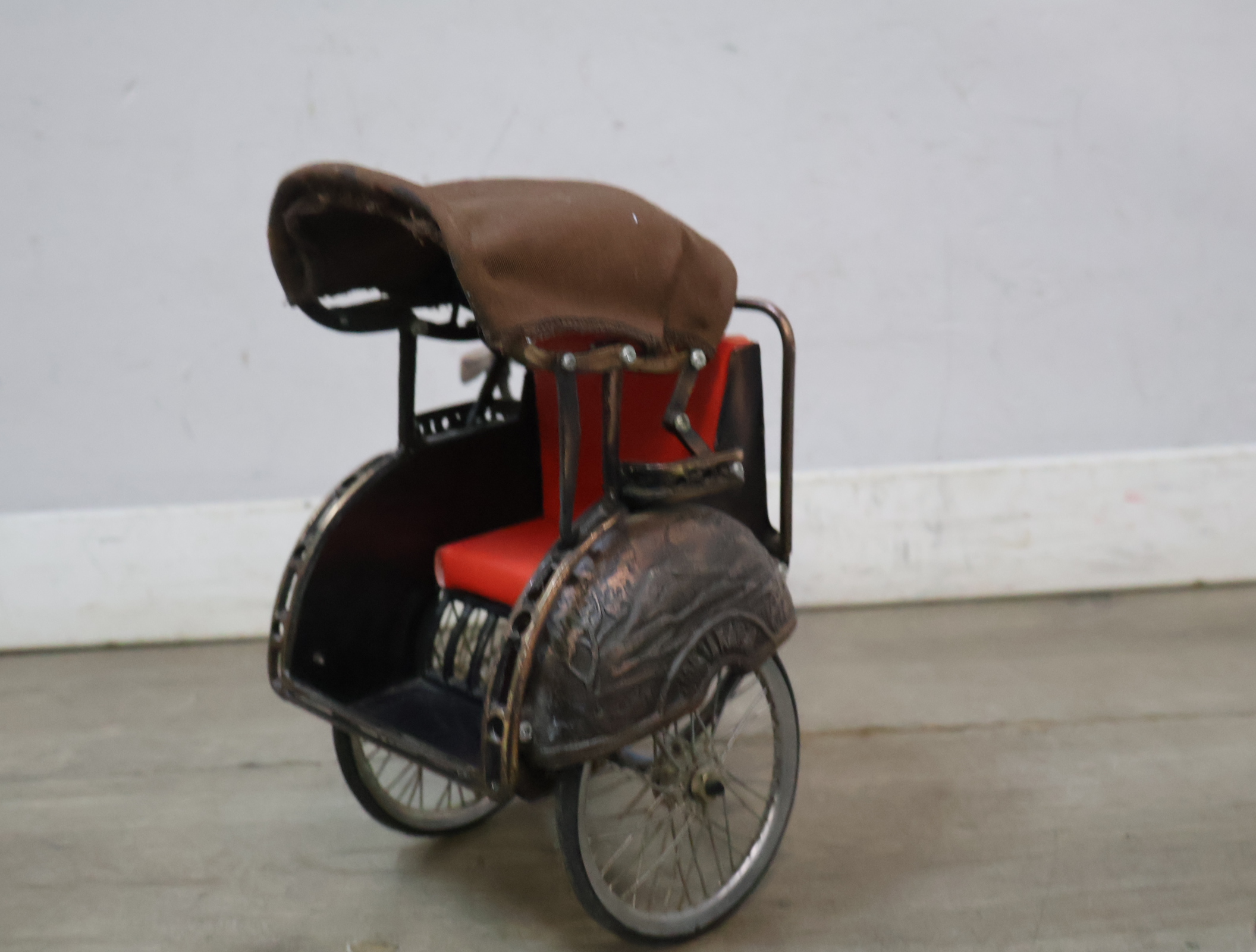 Miniatuur driewielige riksja met rood zitje – foto 9 – kavel bij GSD Auctions, Zoeterwoude