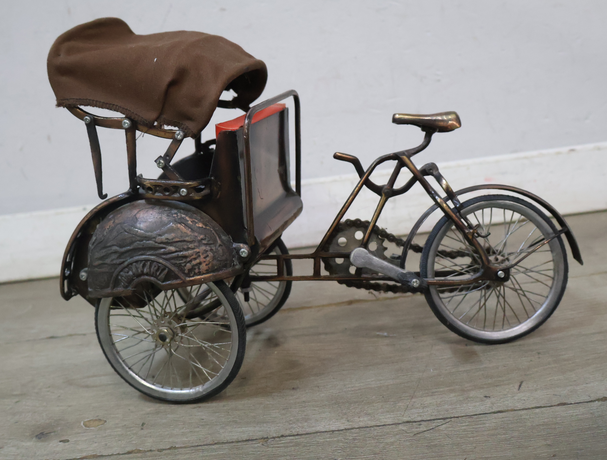 Miniatuur driewielige riksja met rood zitje – foto 10 – kavel bij GSD Auctions, Zoeterwoude