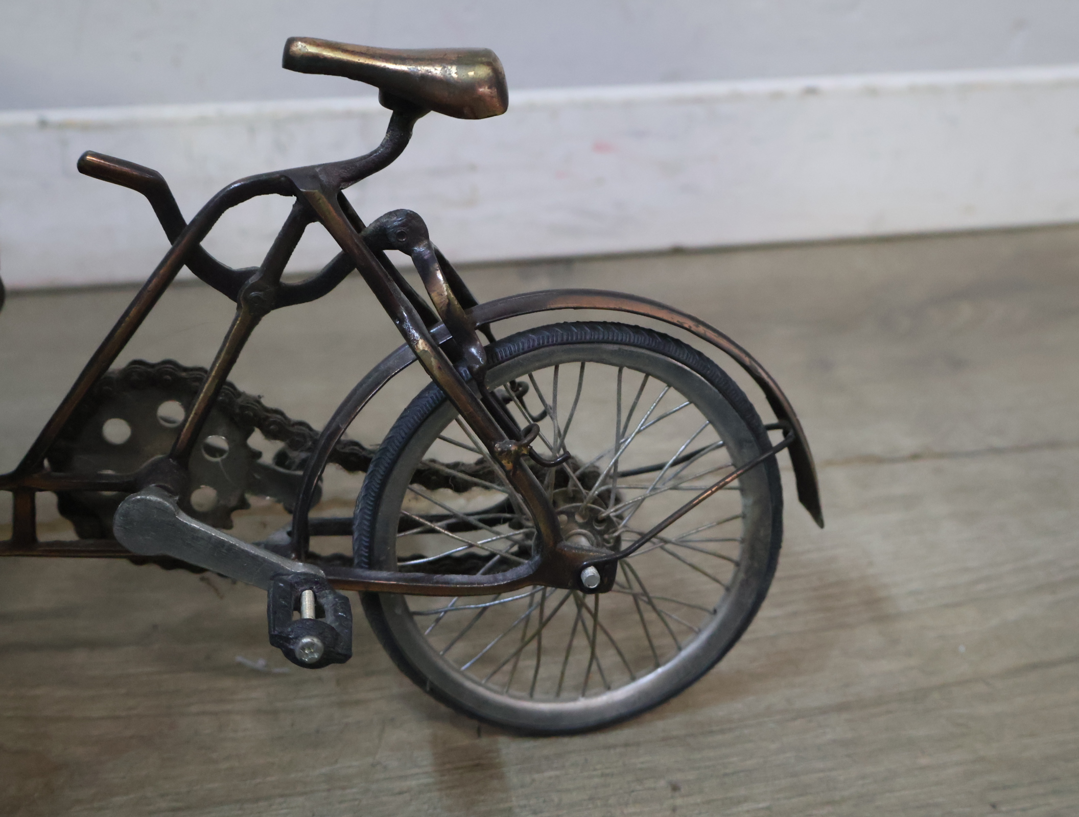 Miniatuur driewielige riksja met rood zitje – foto 12 – kavel bij GSD Auctions, Zoeterwoude