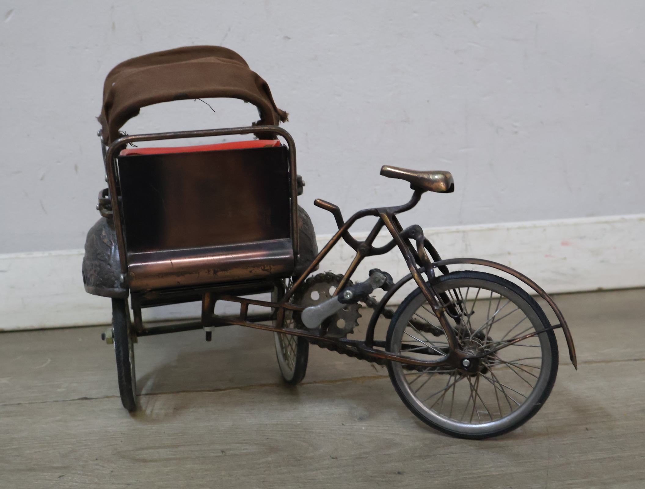 Miniatuur driewielige riksja met rood zitje – foto 14 – kavel bij GSD Auctions, Zoeterwoude