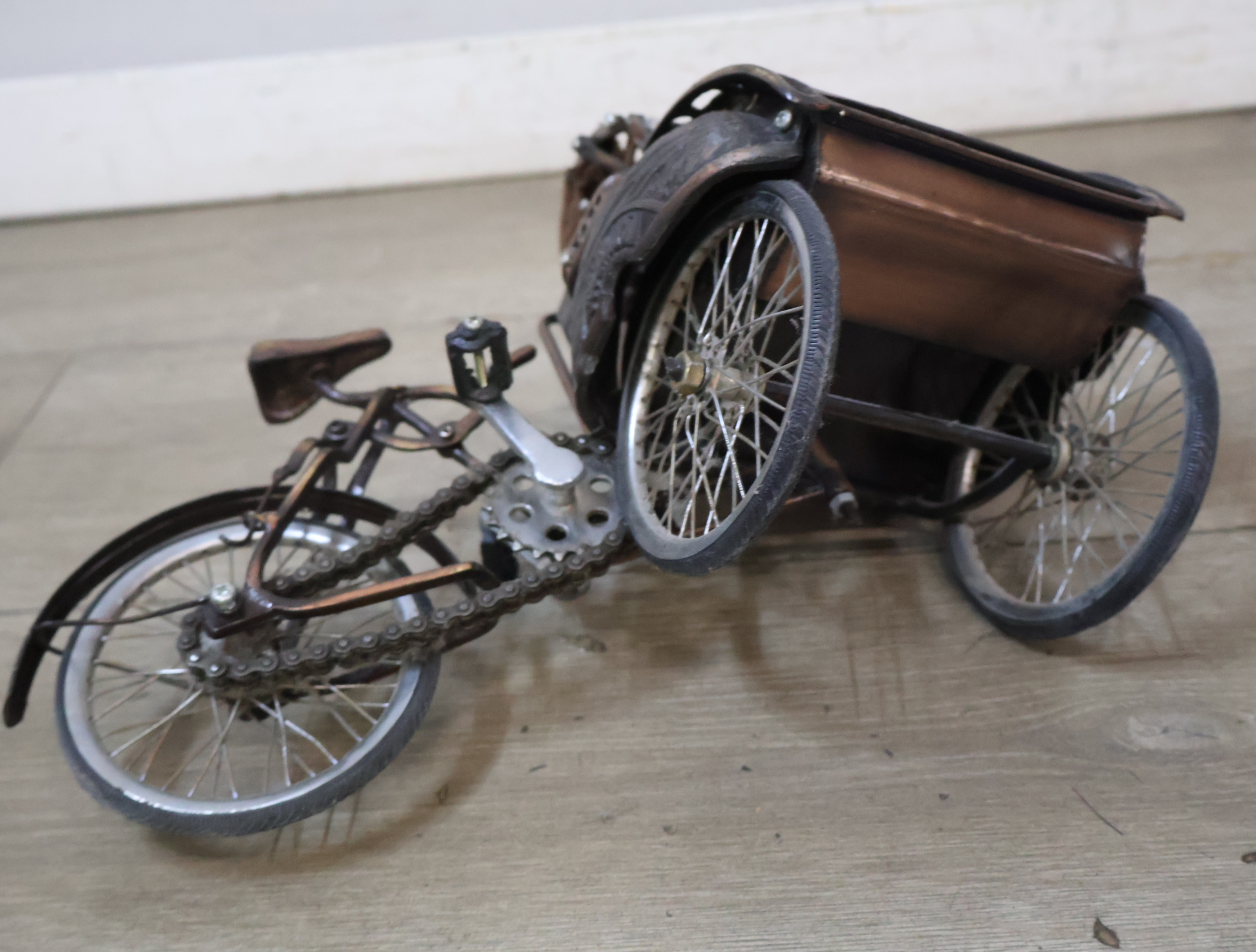 Miniatuur driewielige riksja met rood zitje – foto 15 – kavel bij GSD Auctions, Zoeterwoude