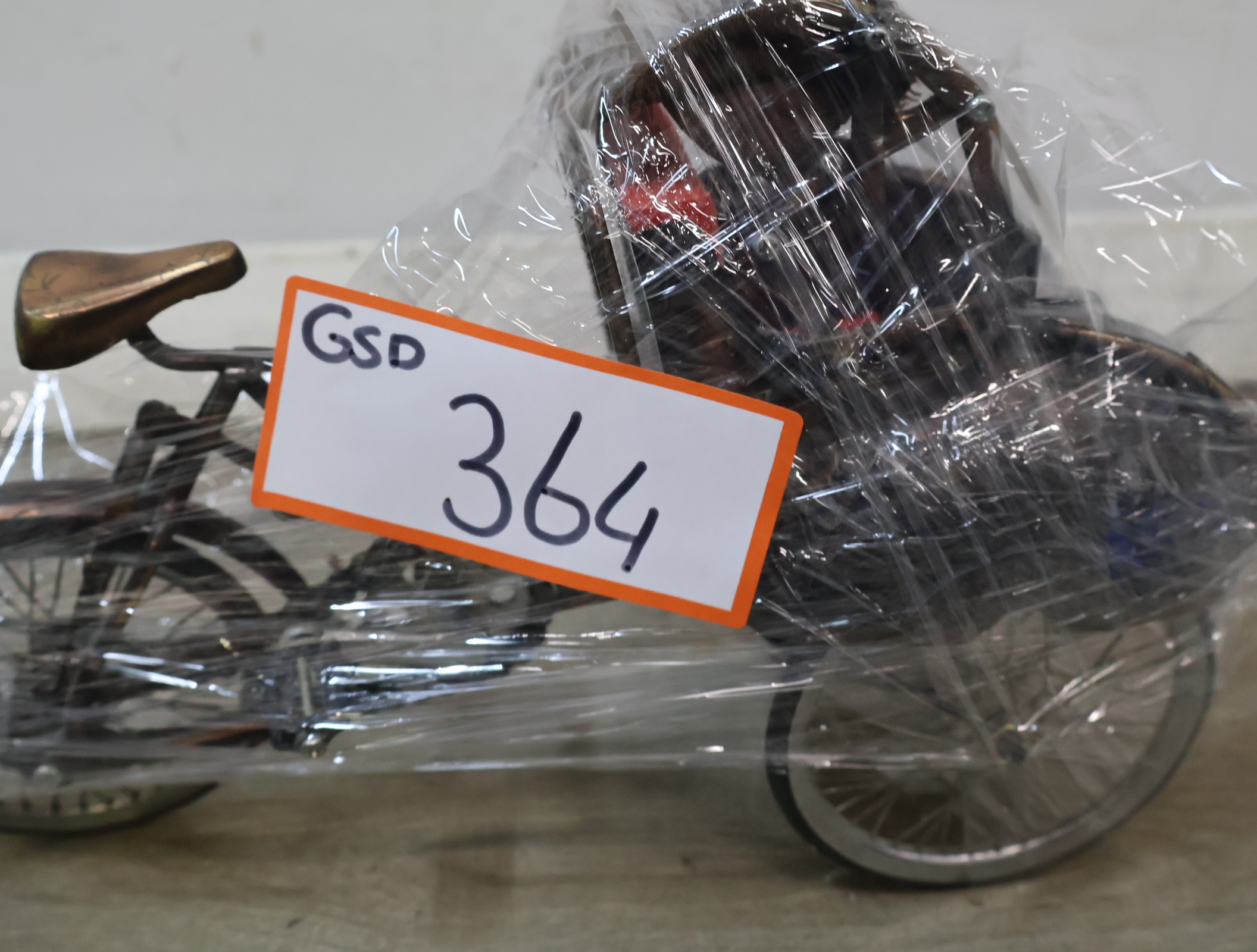 Miniatuur driewielige riksja met rood zitje – foto 19 – kavel bij GSD Auctions, Zoeterwoude