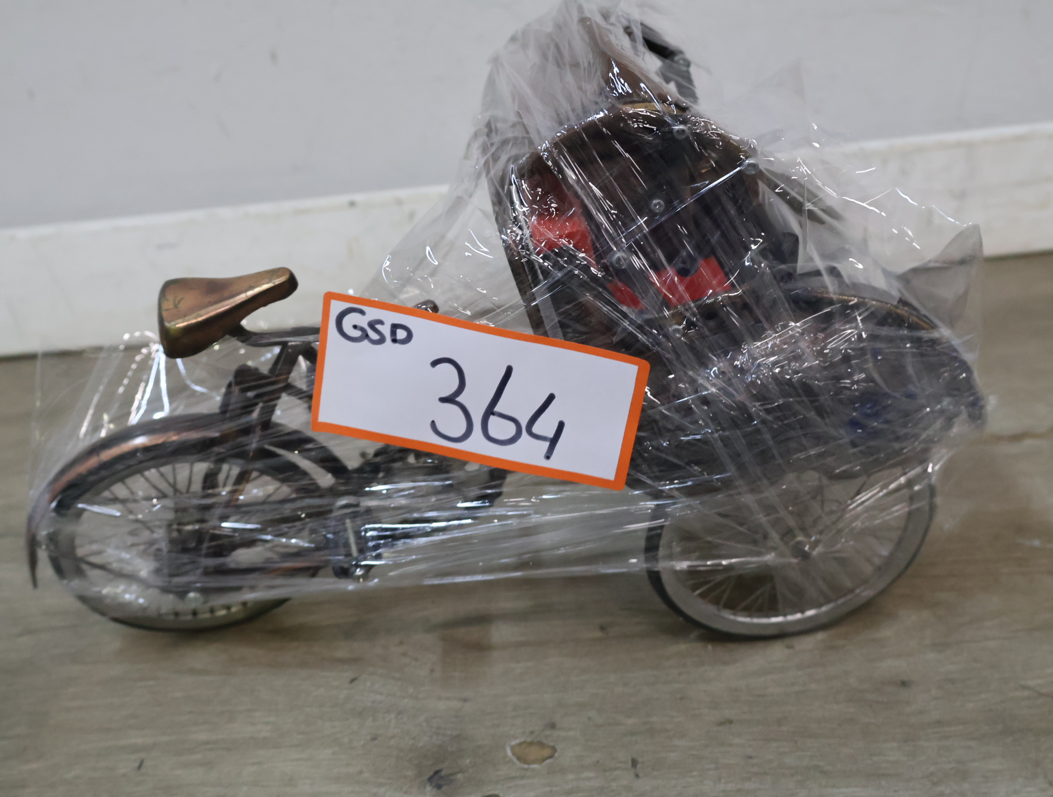 Miniatuur driewielige riksja met rood zitje – foto 20 – kavel bij GSD Auctions, Zoeterwoude